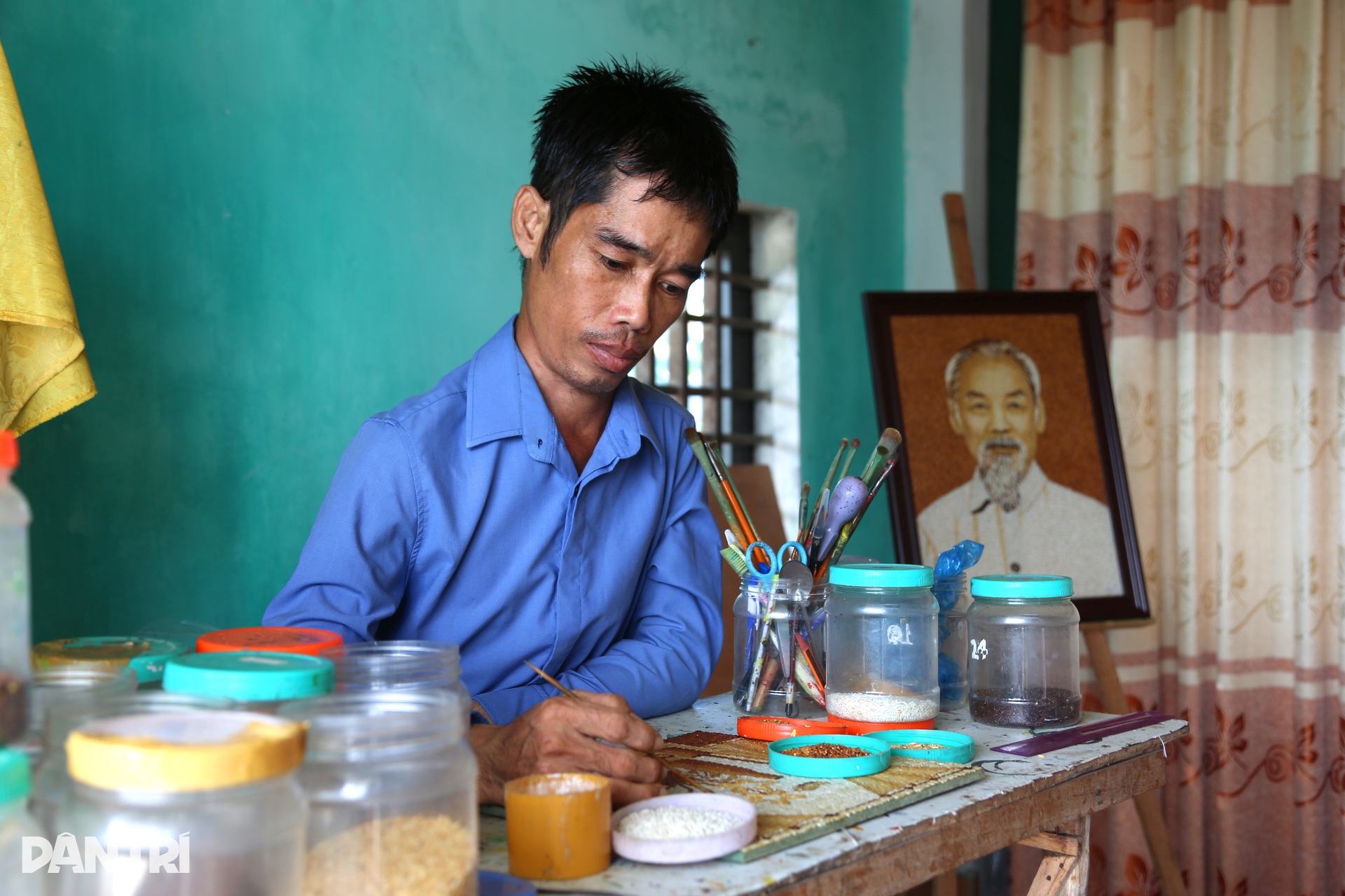 Người đàn ông tàn tật biến hạt gạo vô tri thành những bức tranh tiền triệu - 1 Người đàn ông tàn tật biến hạt gạo vô tri thành những bức tranh tiền triệu - 1