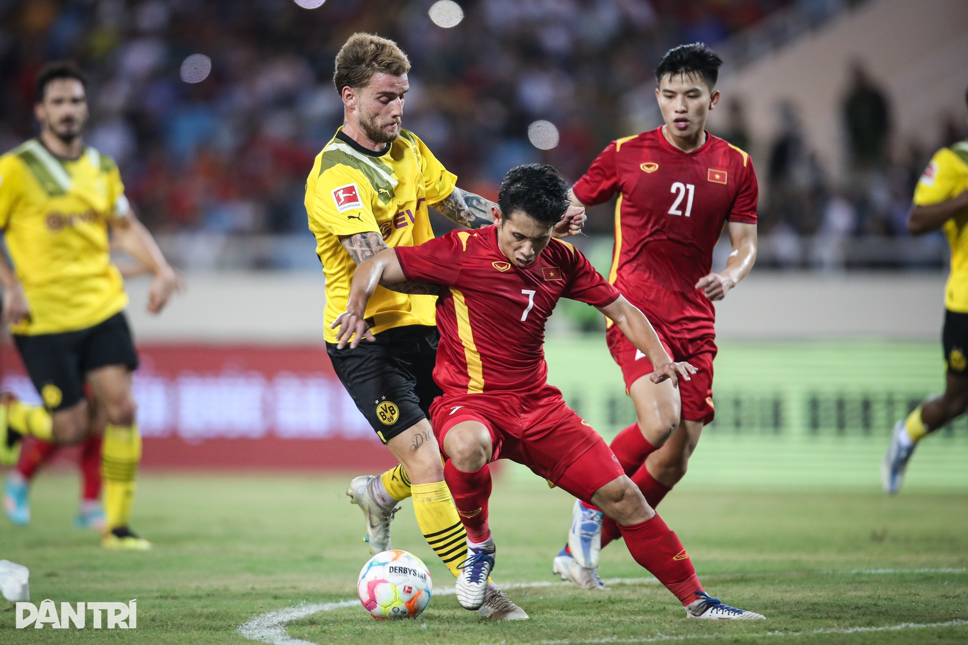 Văn Toàn khiến Mats Hummels hít khói trong chiến thắng của tuyển Việt Nam - 10 Văn Toàn khiến Mats Hummels hít khói trong chiến thắng của tuyển Việt Nam - 10