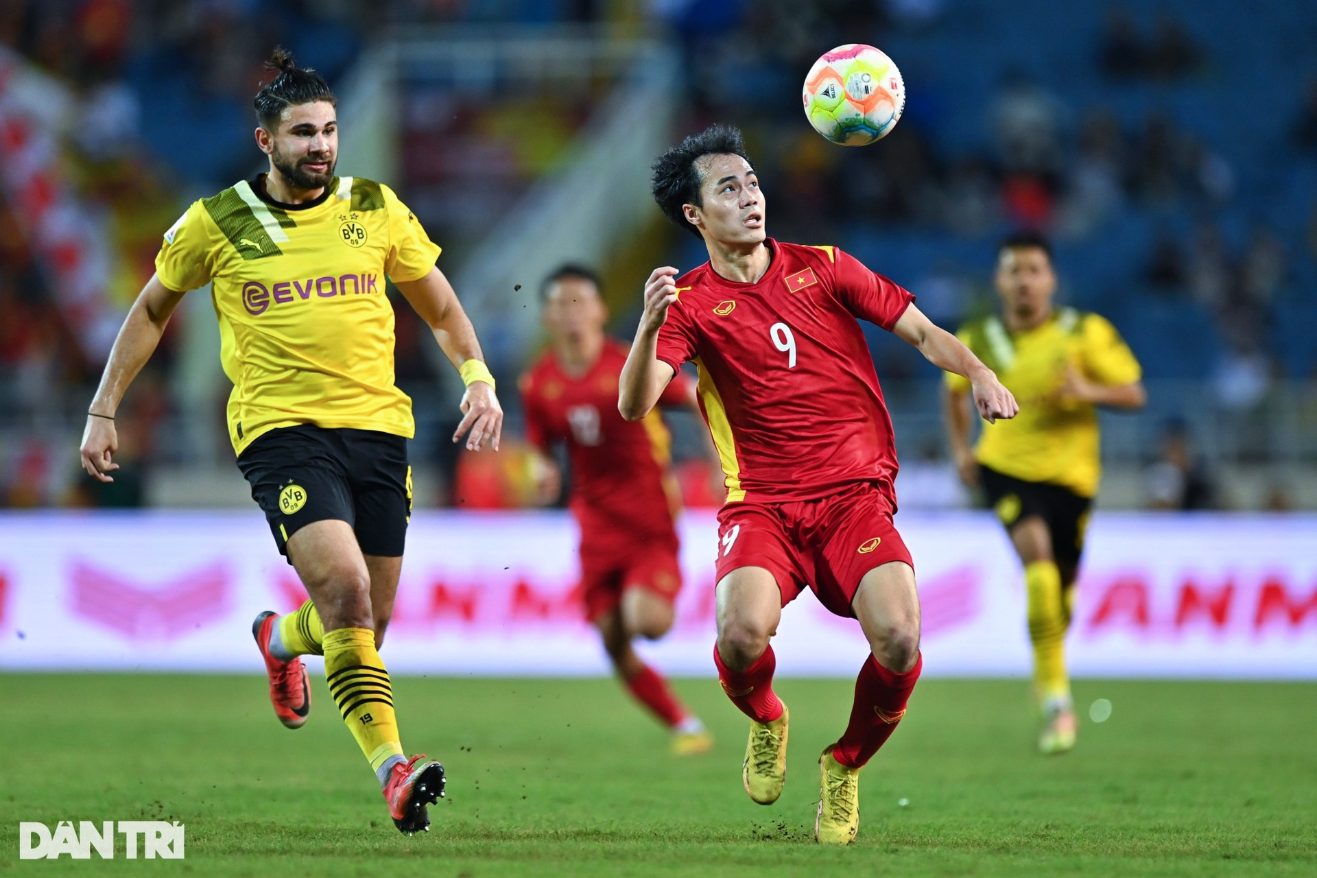 Văn Toàn khiến Mats Hummels hít khói trong chiến thắng của tuyển Việt Nam - 14 Văn Toàn khiến Mats Hummels hít khói trong chiến thắng của tuyển Việt Nam - 14