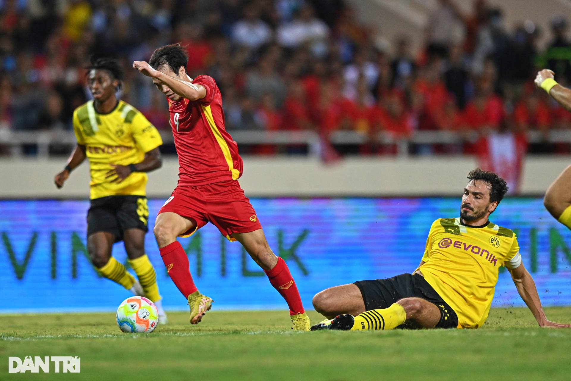 Văn Toàn khiến Mats Hummels hít khói trong chiến thắng của tuyển Việt Nam - 16 Văn Toàn khiến Mats Hummels hít khói trong chiến thắng của tuyển Việt Nam - 16