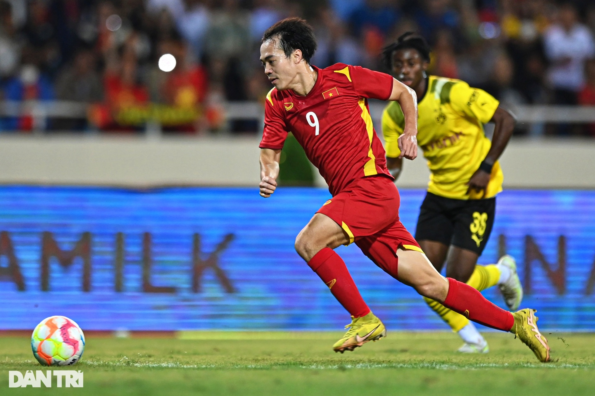 Văn Toàn khiến Mats Hummels hít khói trong chiến thắng của tuyển Việt Nam - 13 Văn Toàn khiến Mats Hummels hít khói trong chiến thắng của tuyển Việt Nam - 13
