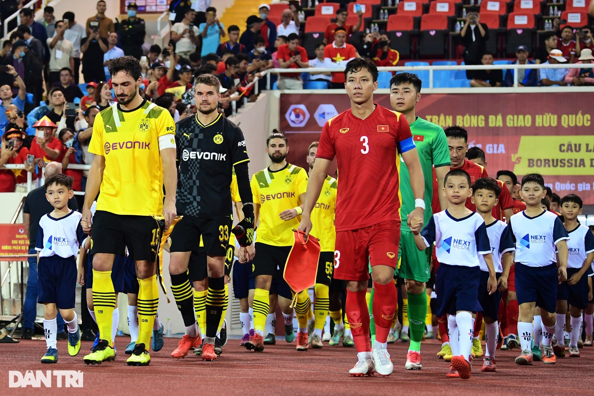 Văn Toàn khiến Mats Hummels hít khói trong chiến thắng của tuyển Việt Nam - 1