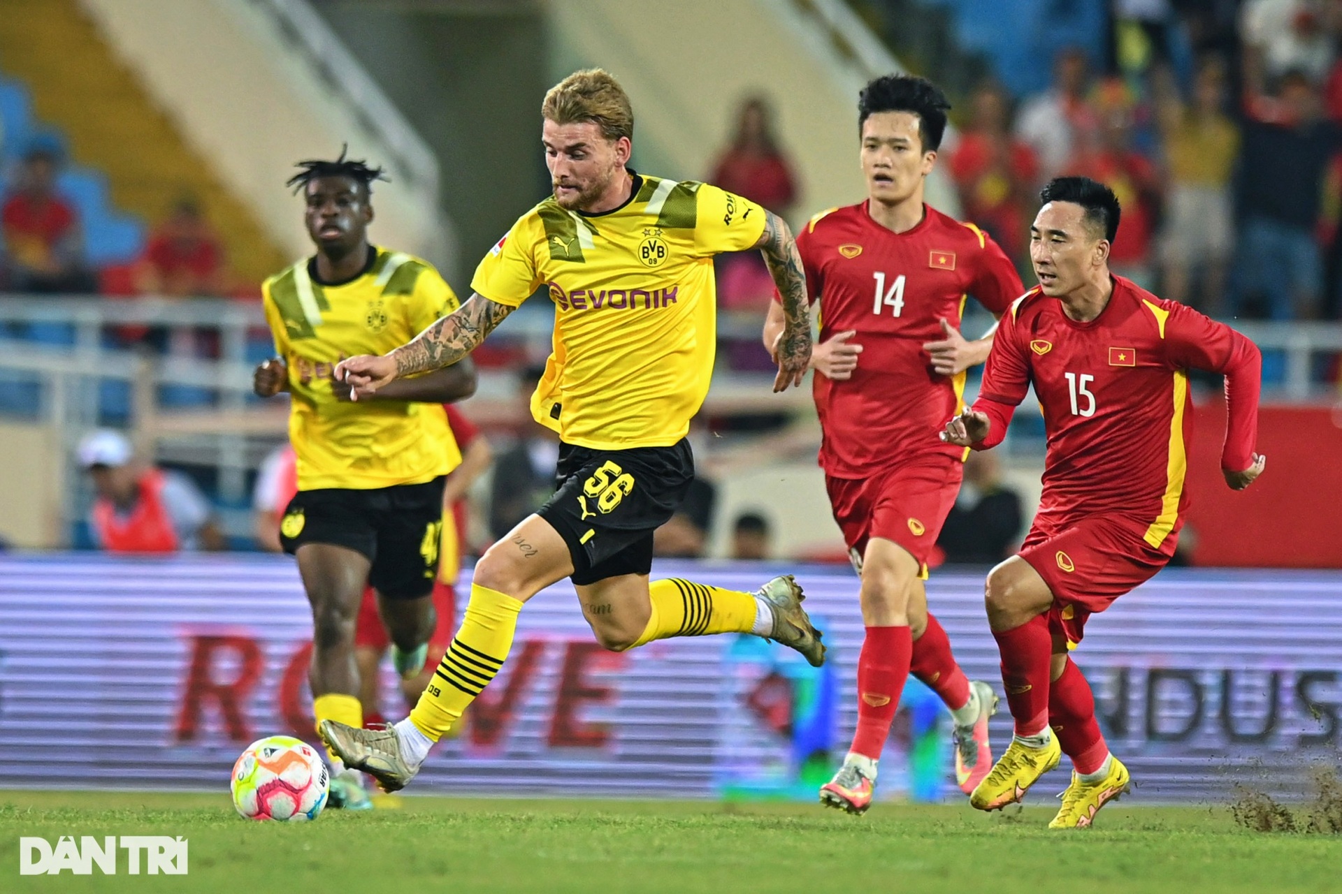 Văn Toàn khiến Mats Hummels hít khói trong chiến thắng của tuyển Việt Nam - 6 Văn Toàn khiến Mats Hummels hít khói trong chiến thắng của tuyển Việt Nam - 6