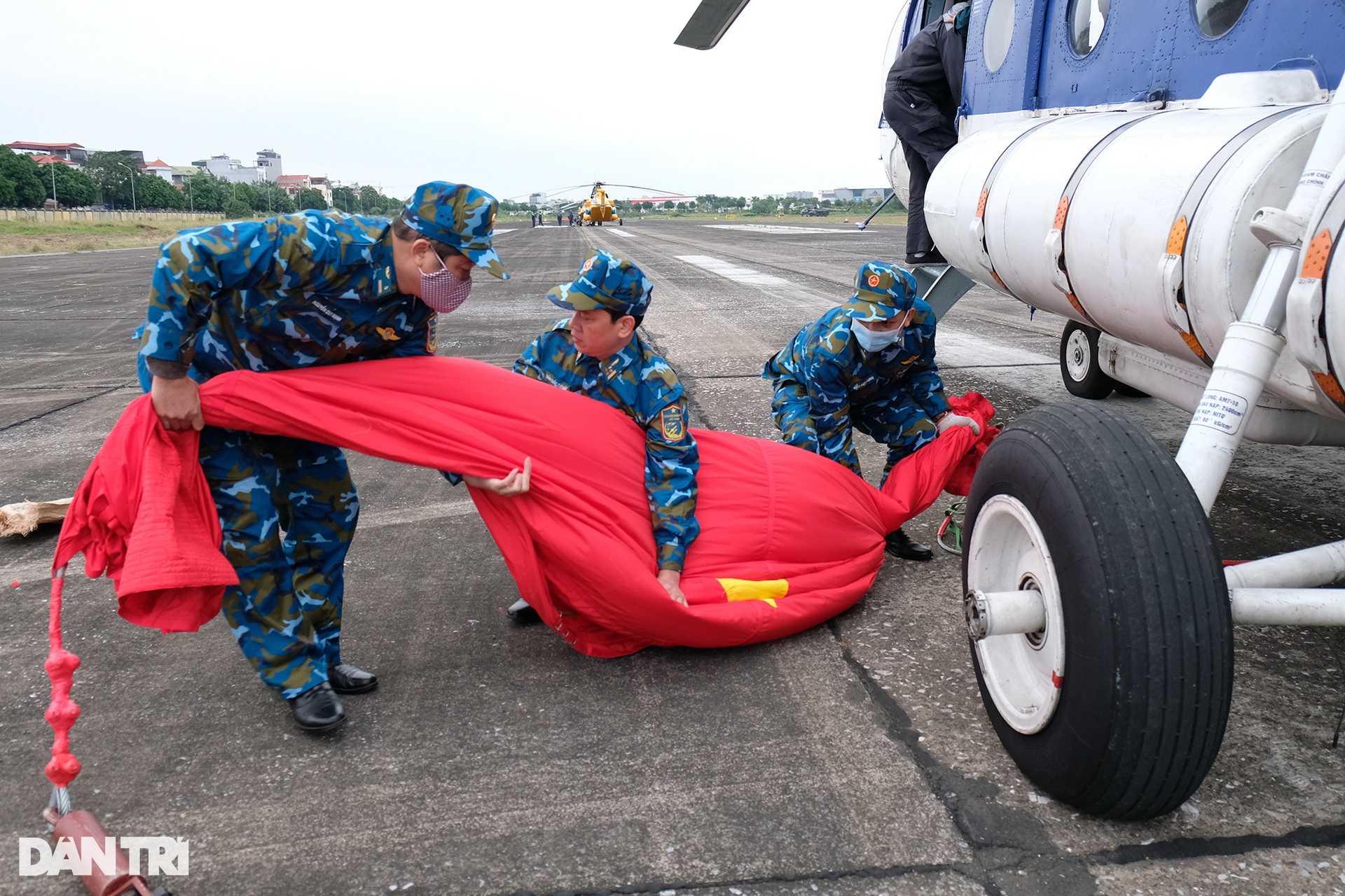Cận cảnh dàn trực thăng bay huấn luyện phục vụ Triển lãm Quốc phòng quốc tế - 2 Cận cảnh dàn trực thăng bay huấn luyện phục vụ Triển lãm Quốc phòng quốc tế - 2