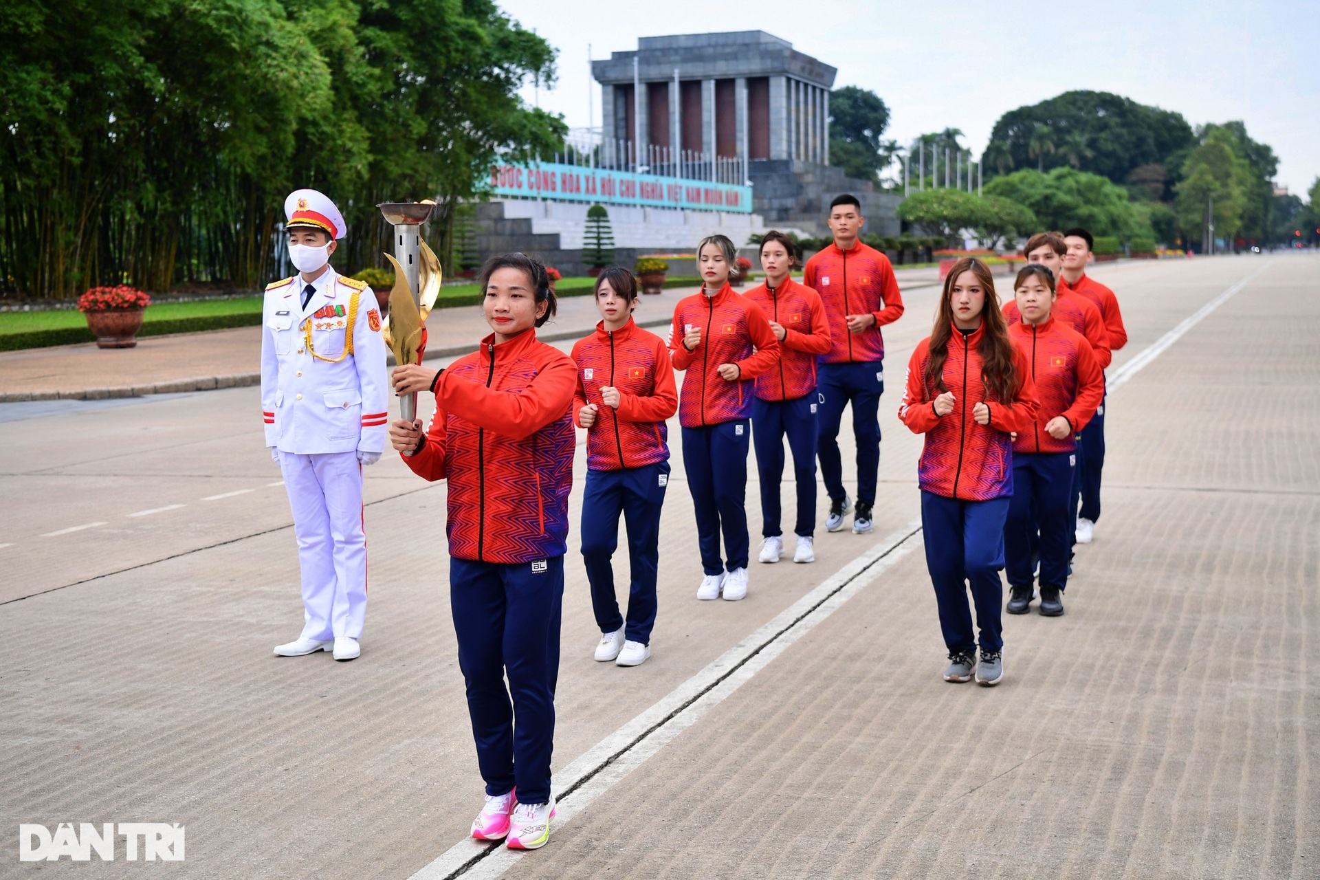 Cô gái vàng Nguyễn Thị Oanh dẫn đầu đoàn rước đuốc Đại hội TDTT toàn quốc - 8 Cô gái vàng Nguyễn Thị Oanh dẫn đầu đoàn rước đuốc Đại hội TDTT toàn quốc - 8