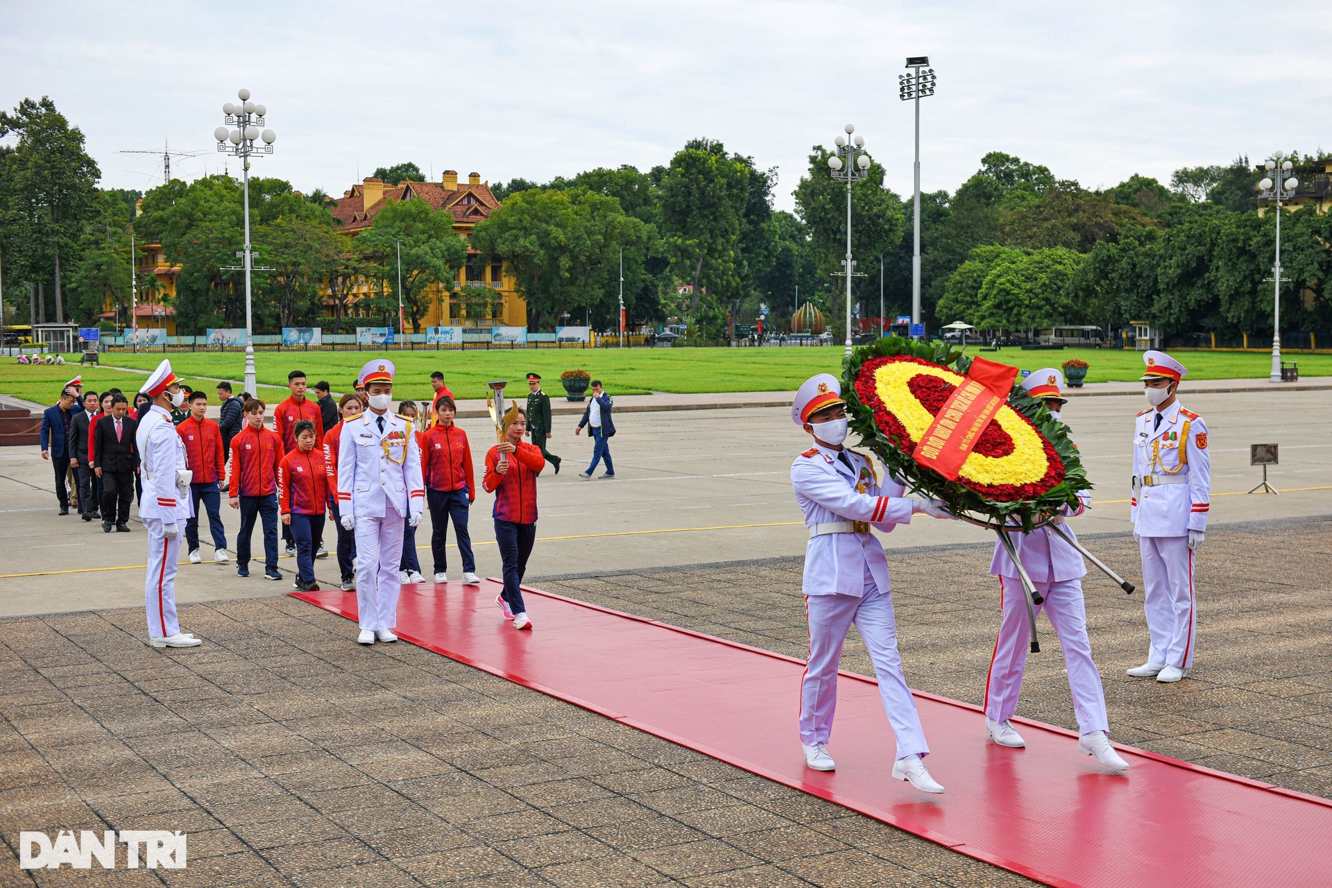 Cô gái vàng Nguyễn Thị Oanh dẫn đầu đoàn rước đuốc Đại hội TDTT toàn quốc - 1