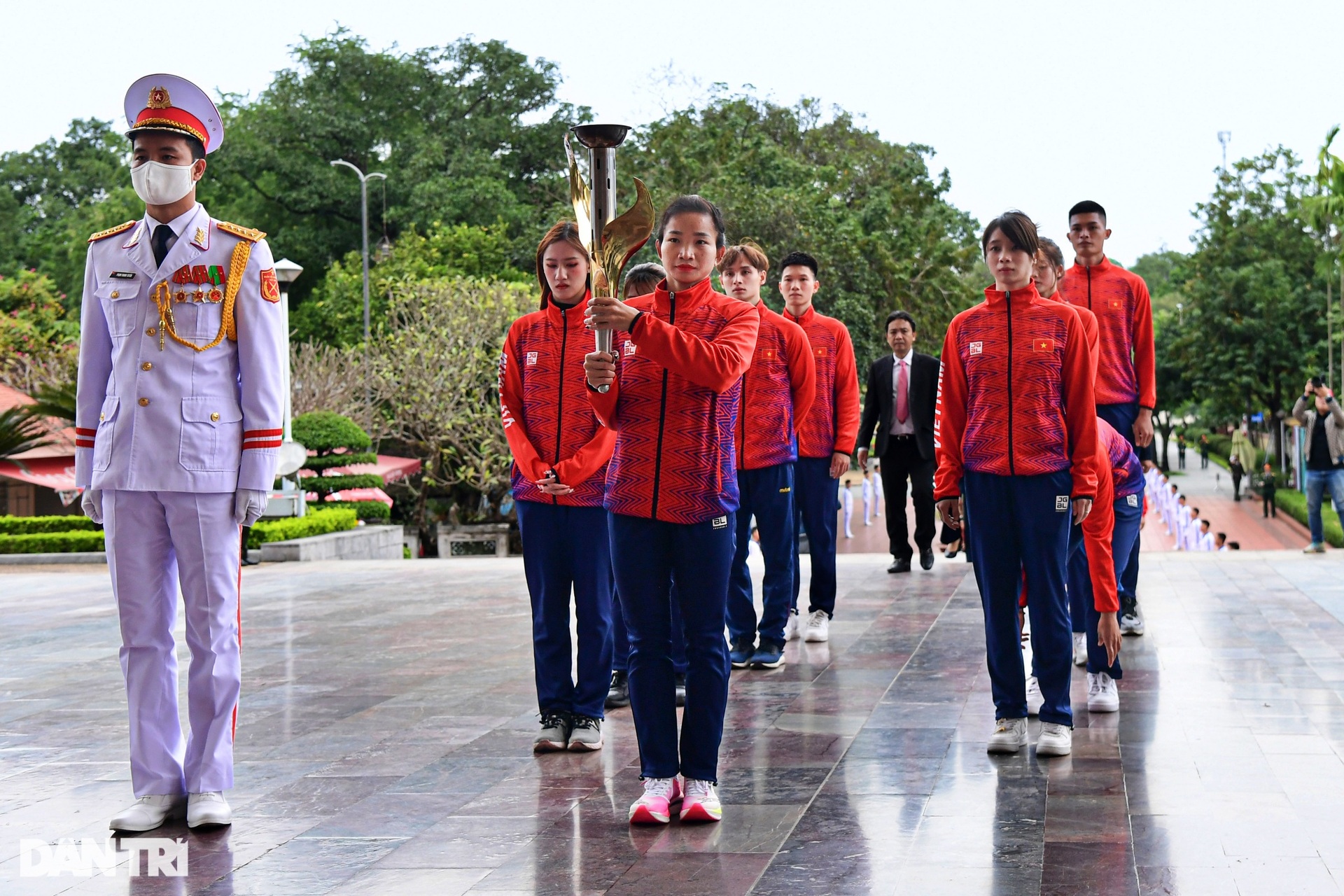 Cô gái vàng Nguyễn Thị Oanh dẫn đầu đoàn rước đuốc Đại hội TDTT toàn quốc - 2 Cô gái vàng Nguyễn Thị Oanh dẫn đầu đoàn rước đuốc Đại hội TDTT toàn quốc - 2