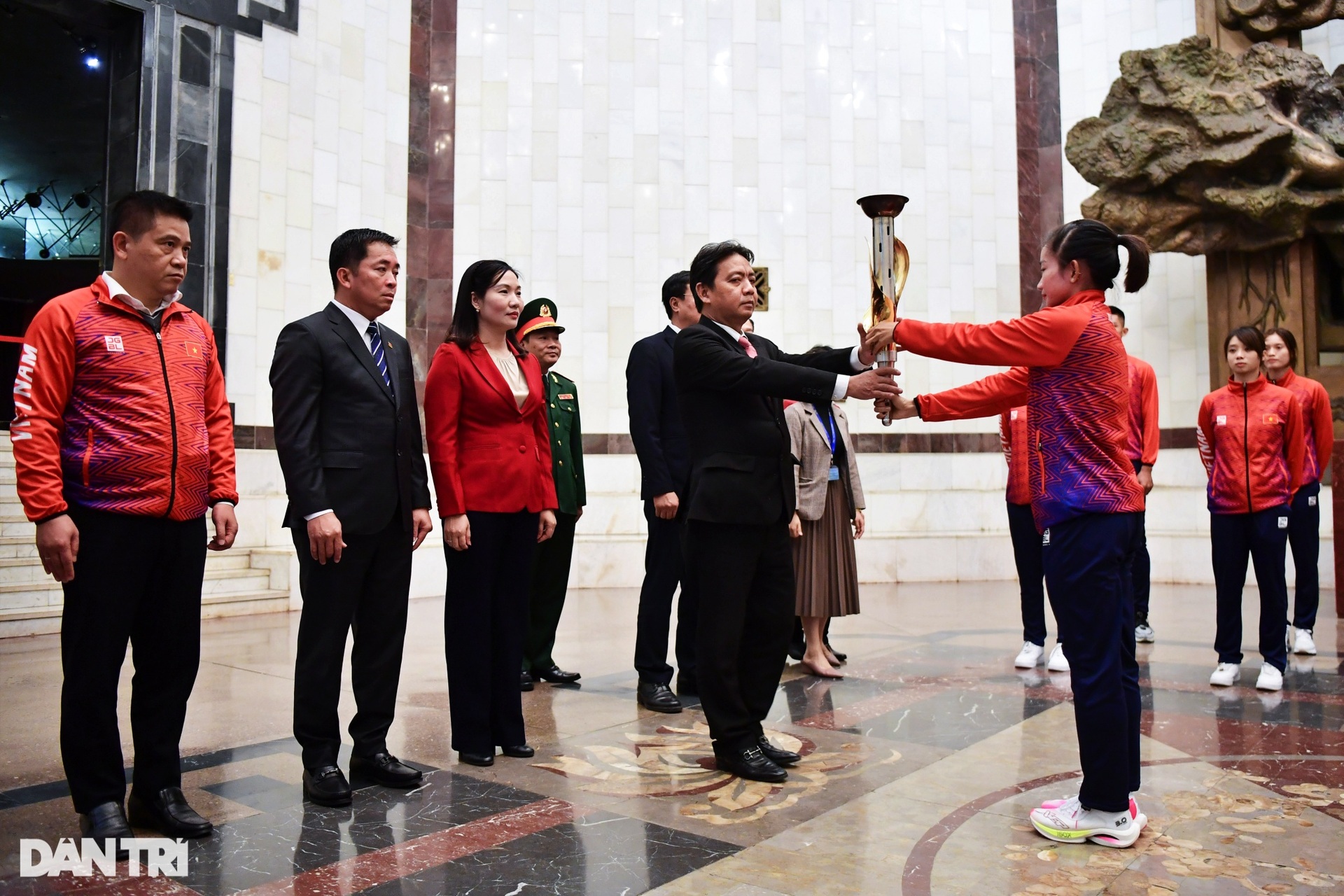 Cô gái vàng Nguyễn Thị Oanh dẫn đầu đoàn rước đuốc Đại hội TDTT toàn quốc - 4 Cô gái vàng Nguyễn Thị Oanh dẫn đầu đoàn rước đuốc Đại hội TDTT toàn quốc - 4