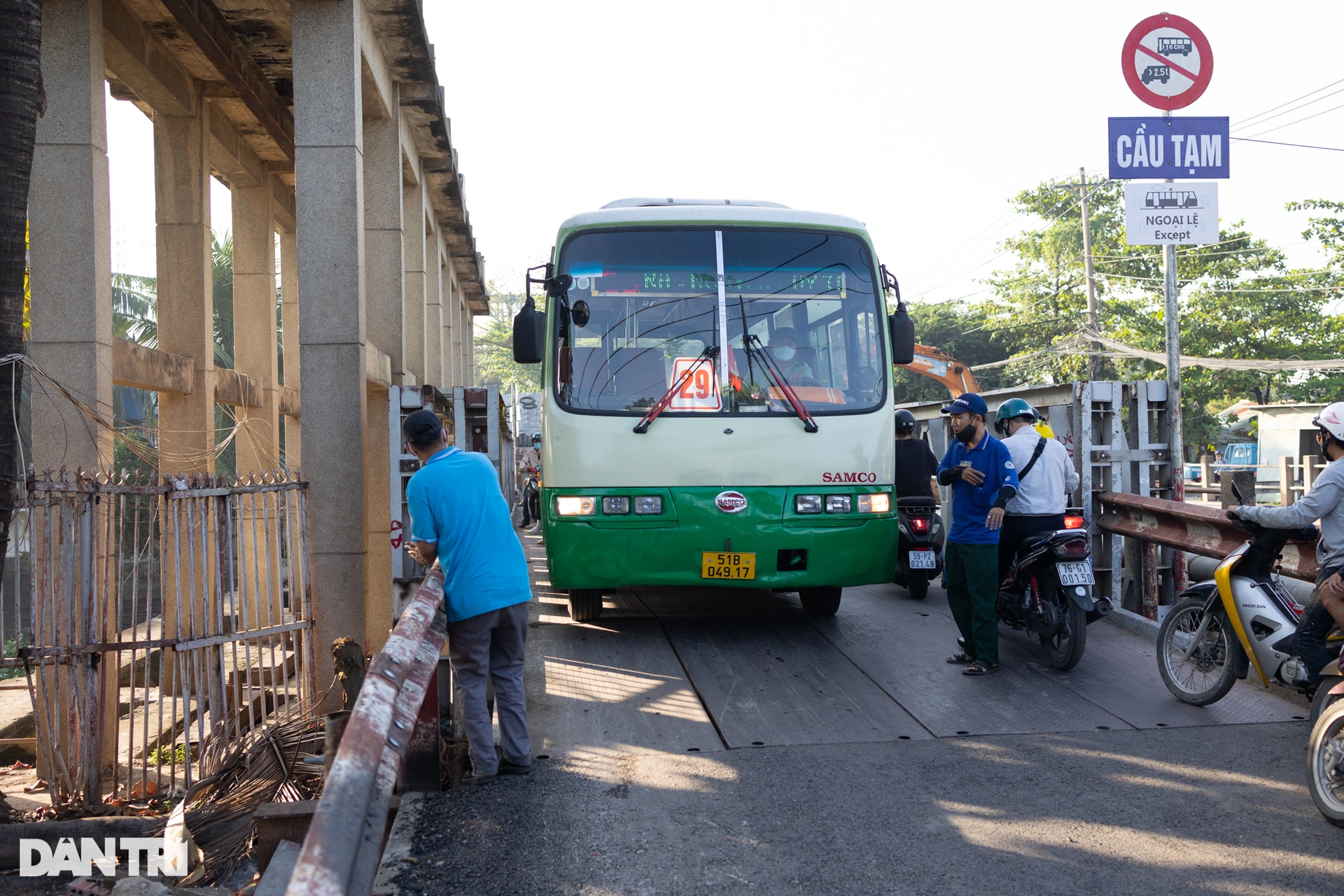 Người dân TPHCM bồng con qua dòng xe kẹt để đến trường - 3 Người dân TPHCM bồng con qua dòng xe kẹt để đến trường - 3