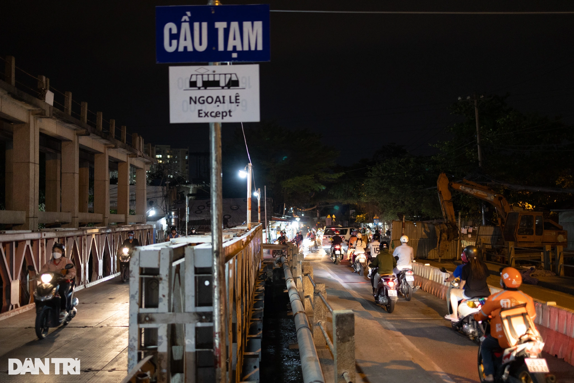 Người dân TPHCM bồng con qua dòng xe kẹt để đến trường - 15 Người dân TPHCM bồng con qua dòng xe kẹt để đến trường - 15