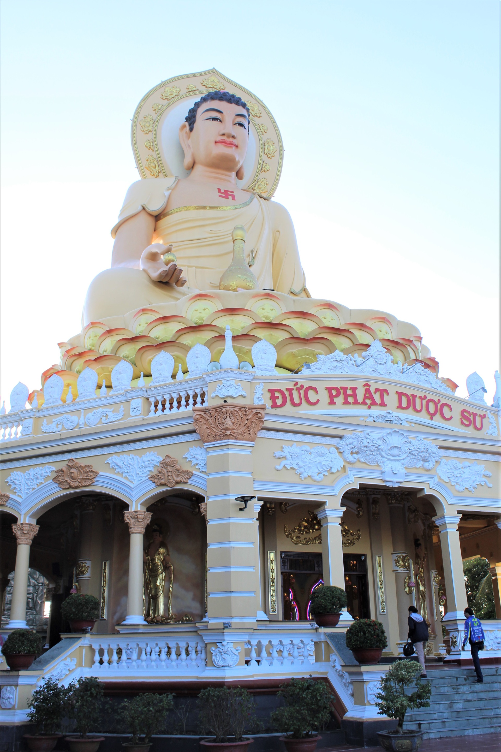 The temple is more than 100 years old, has a beautiful scene like a fairyland in Bac Lieu - 4