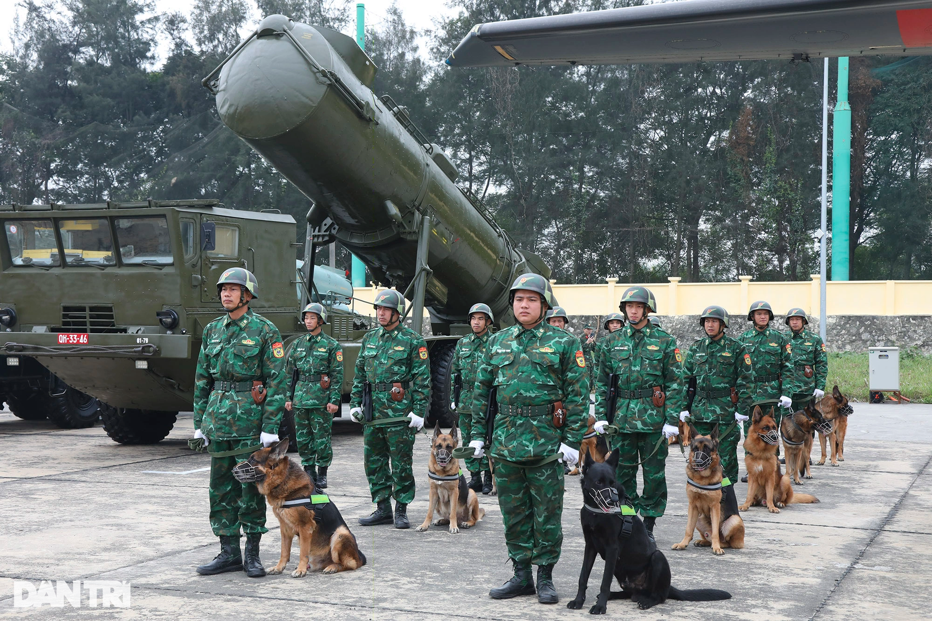 Trải nghiệm bắn súng, ngắm hàng loạt khí tài khủng ở Triển lãm Quốc phòng - 10