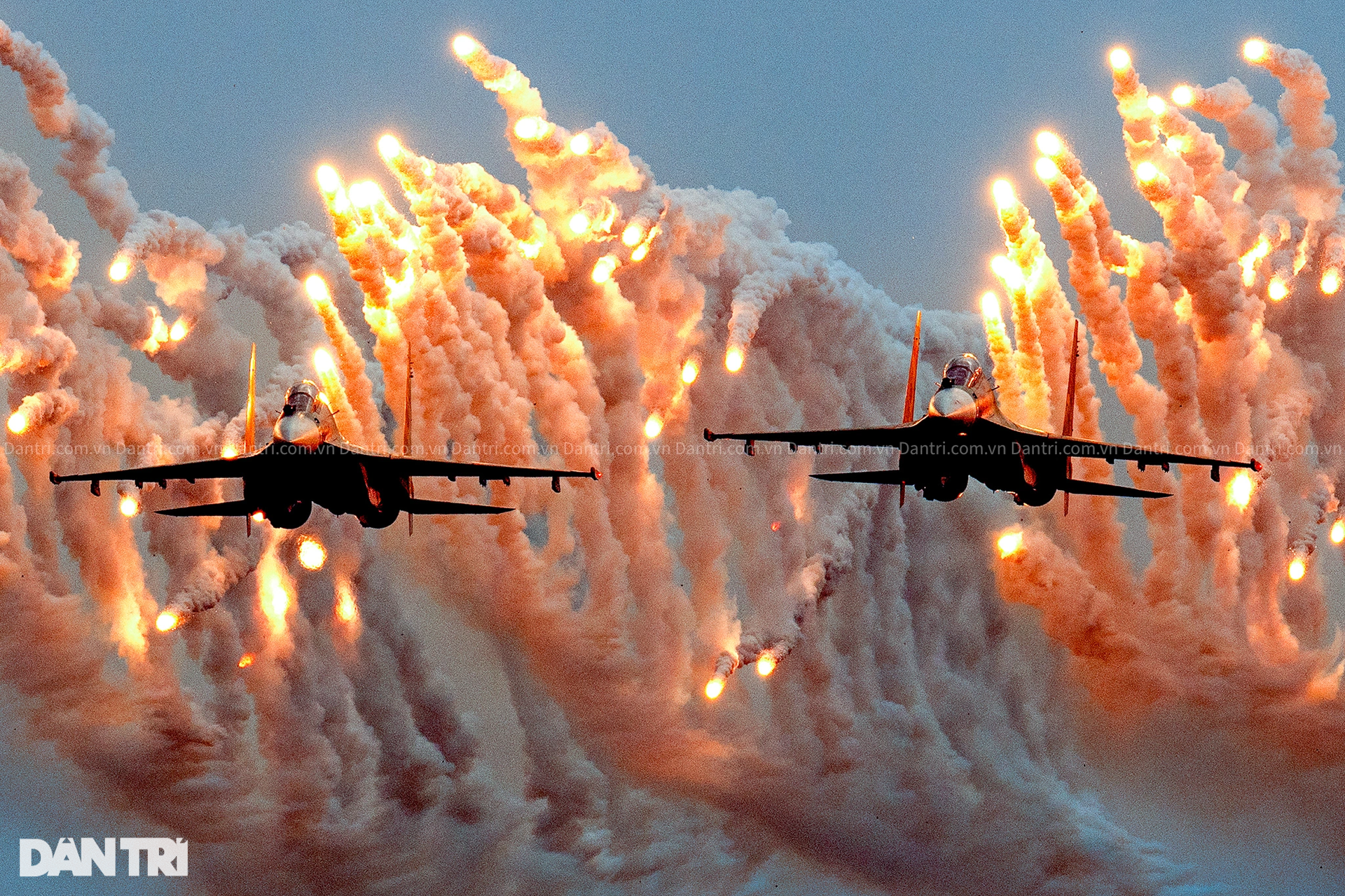 Su-30MK2 nhả đạn nhiễu rực sáng bầu trời khai mạc Triển lãm Quốc phòng - 15 Su-30MK2 nhả đạn nhiễu rực sáng bầu trời khai mạc Triển lãm Quốc phòng - 15