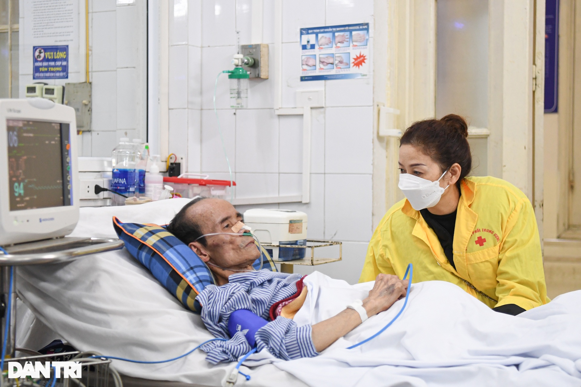 Hà Nội: Nhiều người nhập viện, nguy kịch vì đợt rét chớp nhoáng - 1