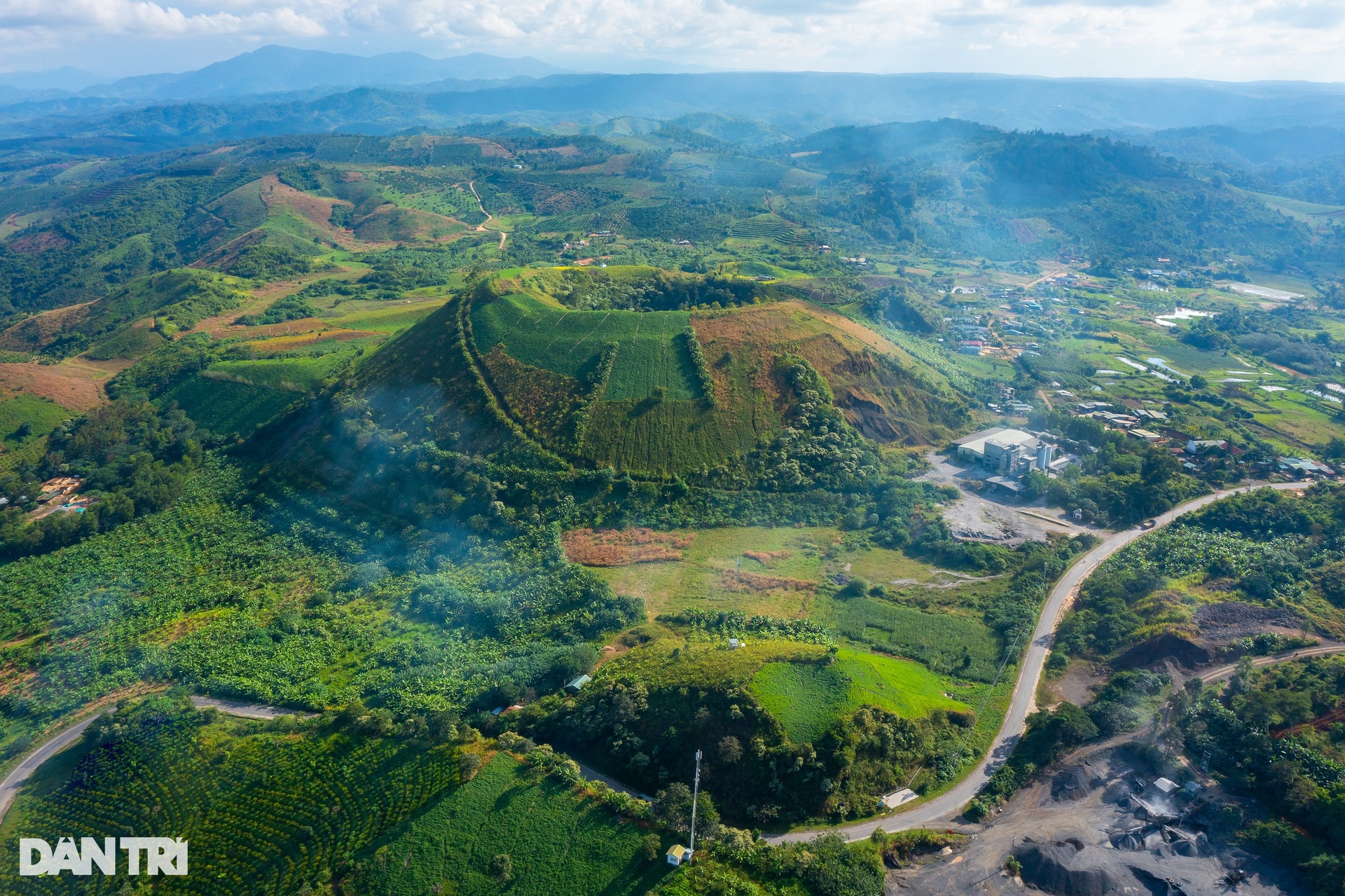 Cảnh đẹp kì vĩ bên trong hang núi lửa dài nhất Đông Nam Á nằm ở ...