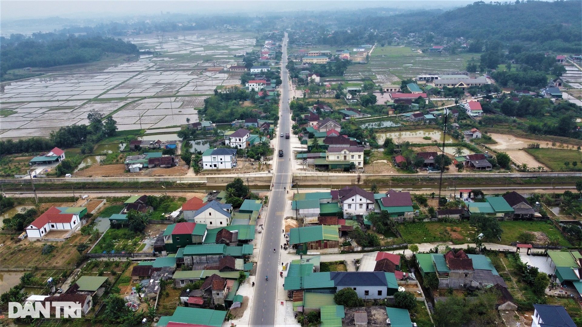 Dự án nghìn tỷ đi qua, nhà dân thành hầm, bơm nước mưa cả ngày không hết - 13