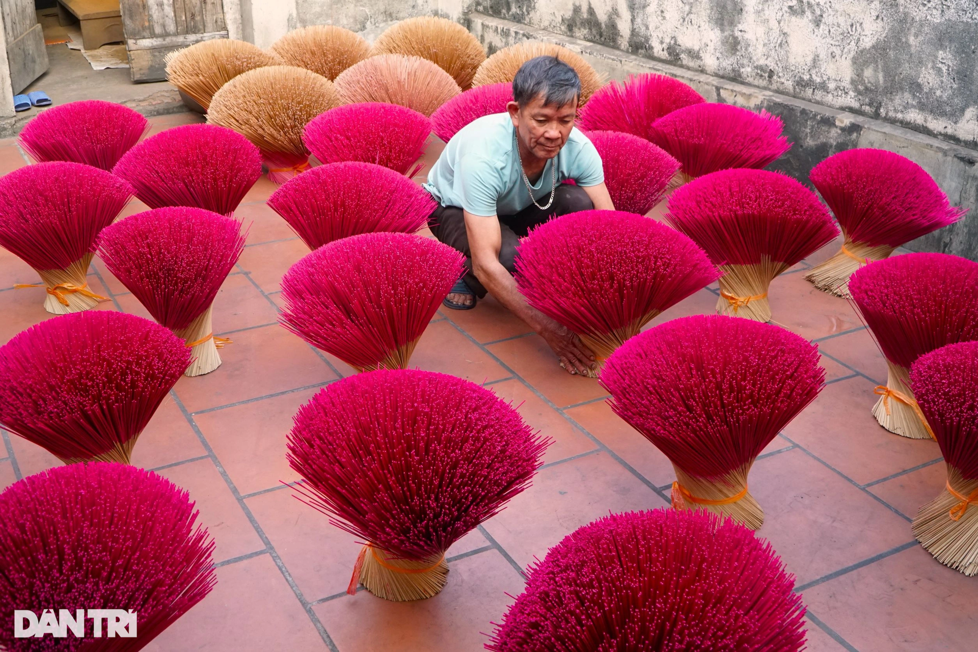 The person who keeps the spirit of the village making incense more than 300 years old - 2