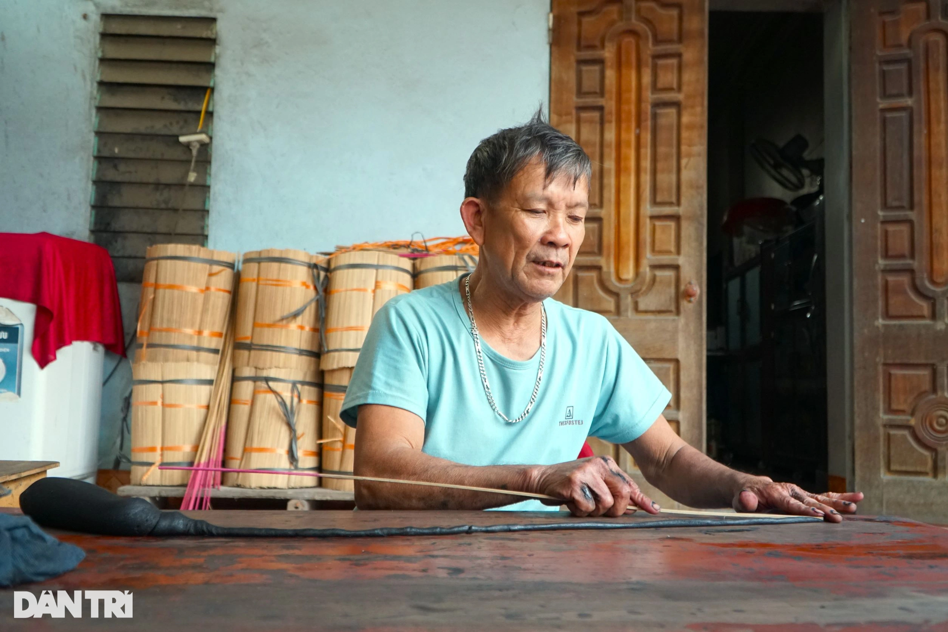 The person who keeps the soul of the village making incense more than 300 years old - 3