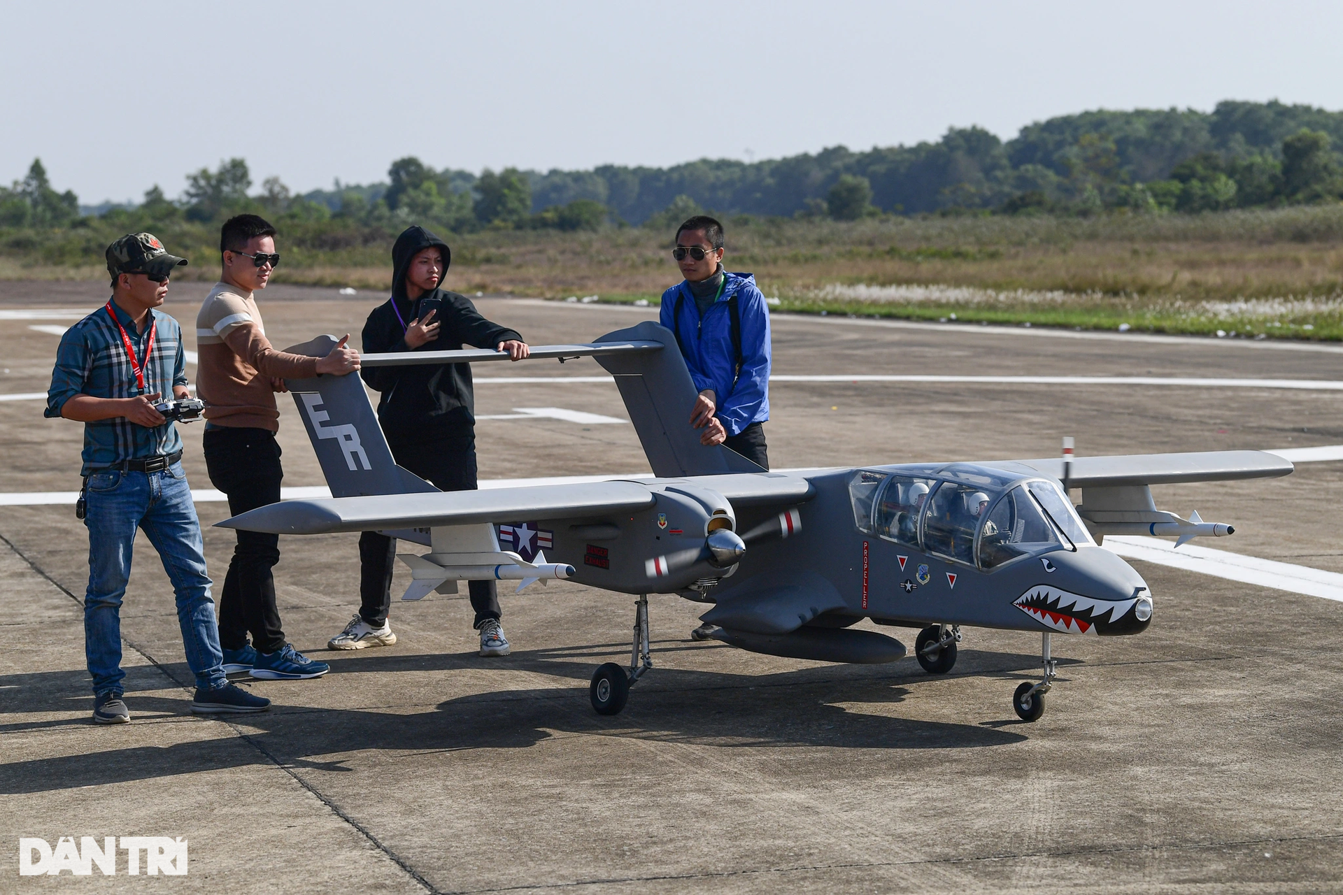 Mãn nhãn hơn 100 máy bay mô hình khủng biểu diễn bay nhào lộn ở Hà Nội   Báo Dân trí