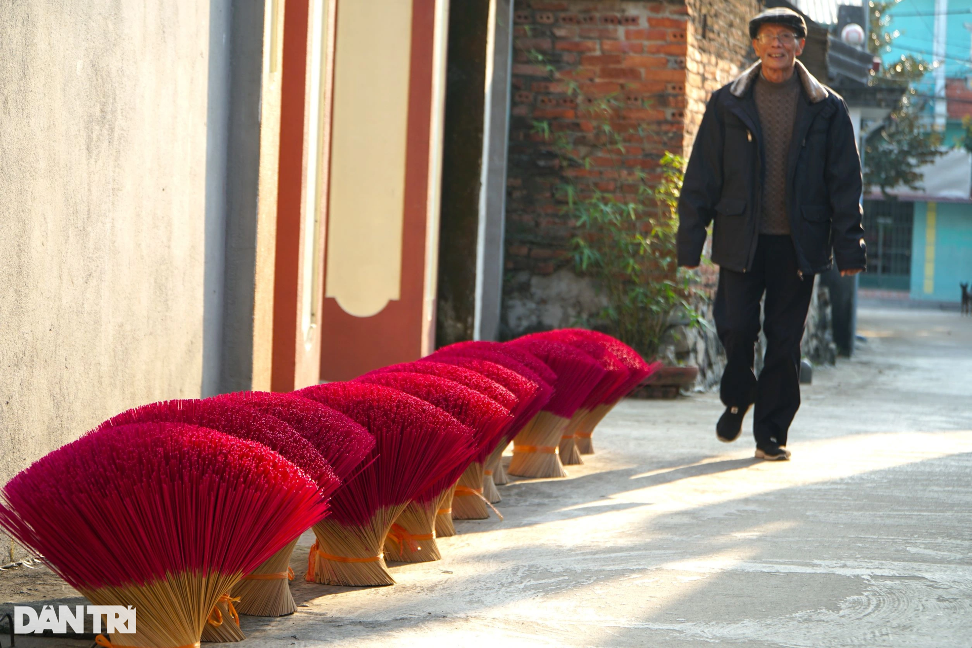 The person who keeps the spirit of the village making incense more than 300 years old - 13