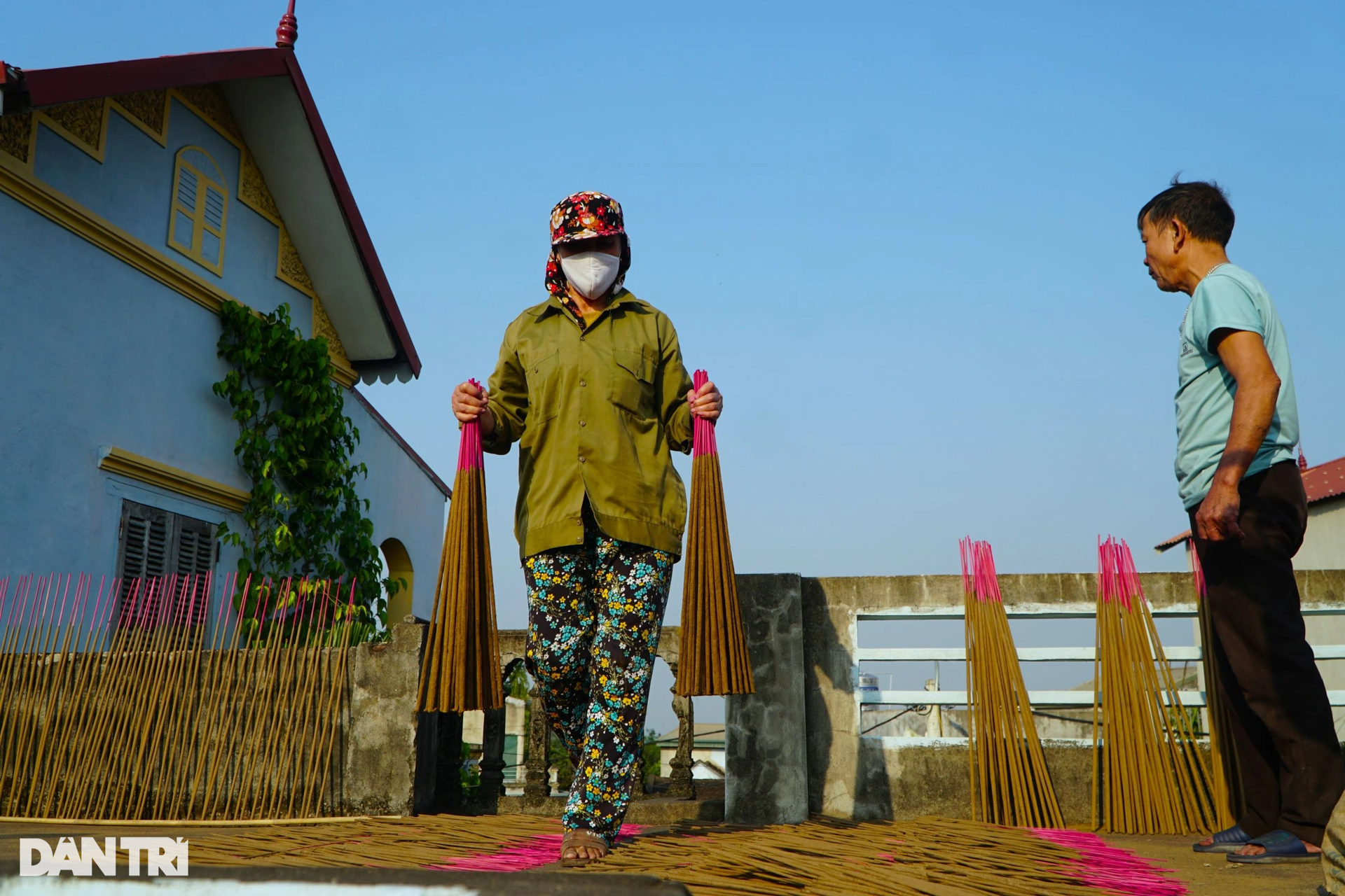 The person who keeps the spirit of the village making incense more than 300 years old - 12