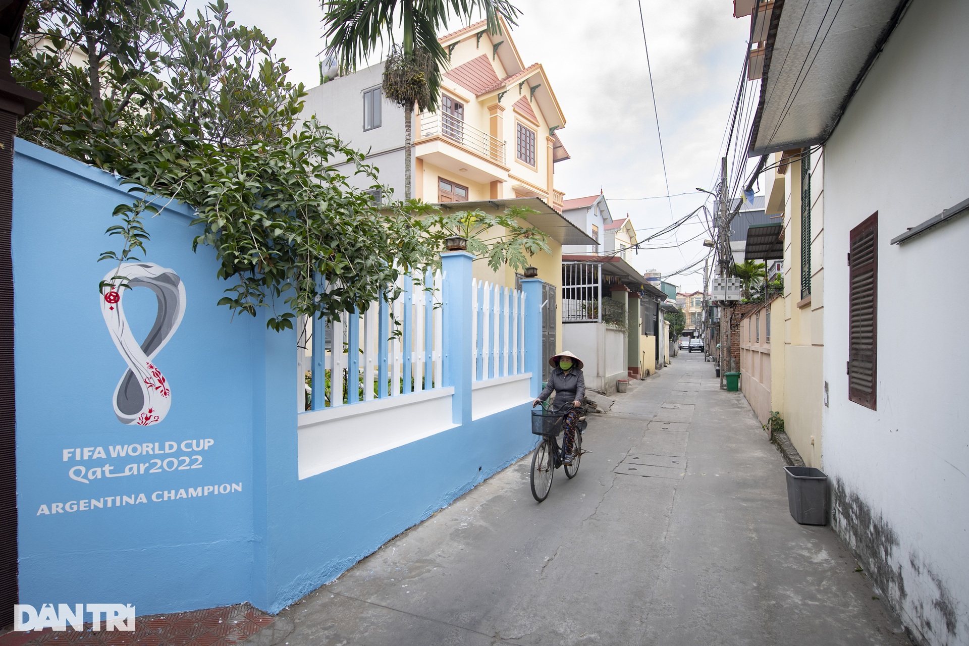 Độc lạ Hà Nội: Thầy giáo chi tiền vẽ hình Messi nâng cúp trước cổng nhà - 3 Độc lạ Hà Nội: Thầy giáo chi tiền vẽ hình Messi nâng cúp trước cổng nhà - 3