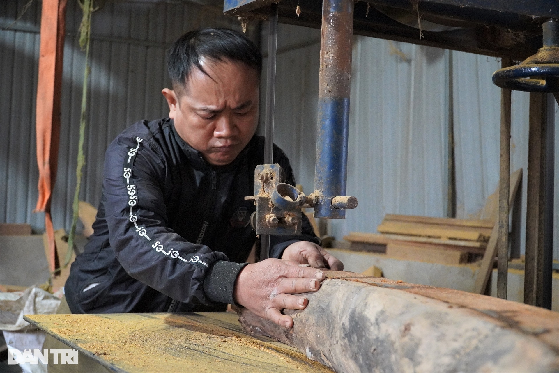 Busy year-end day of the craftsman who makes the Spring festival musical instrument - 4