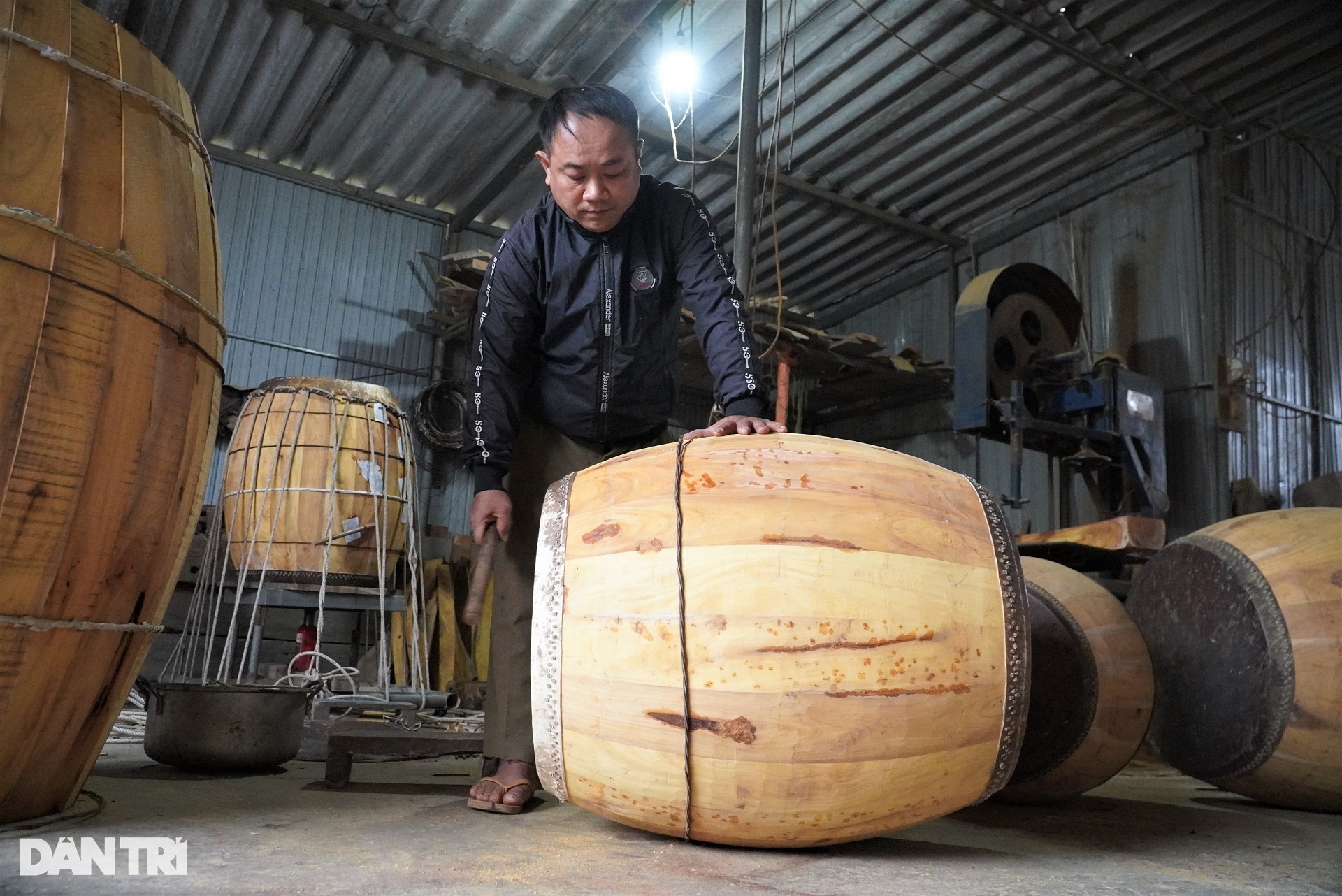 Busy year-end day of the craftsman who makes the Spring festival musical instrument - 13