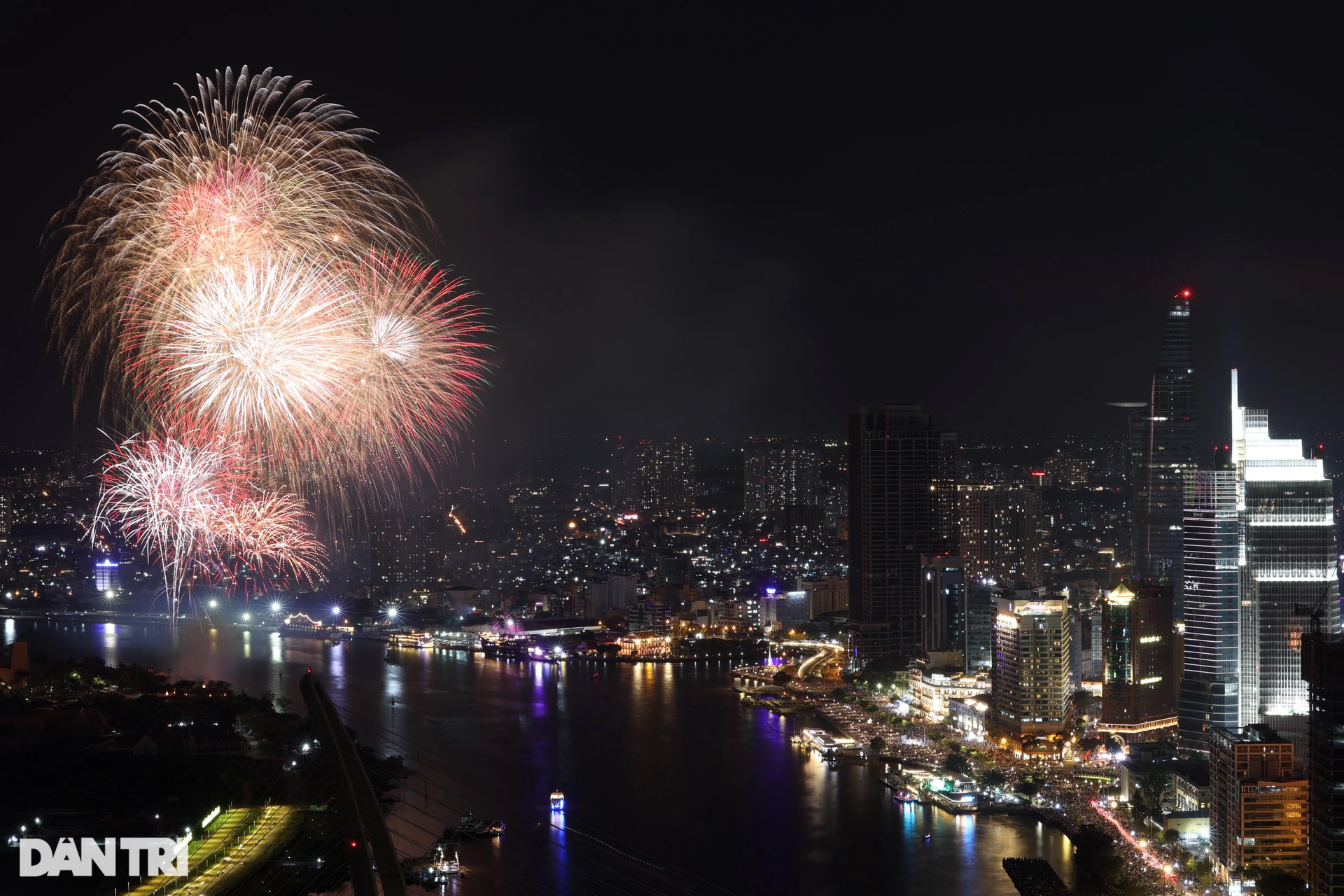 Không khí người dân vui tươi, hứng khởi đón năm mới 2023 trên khắp cả nước