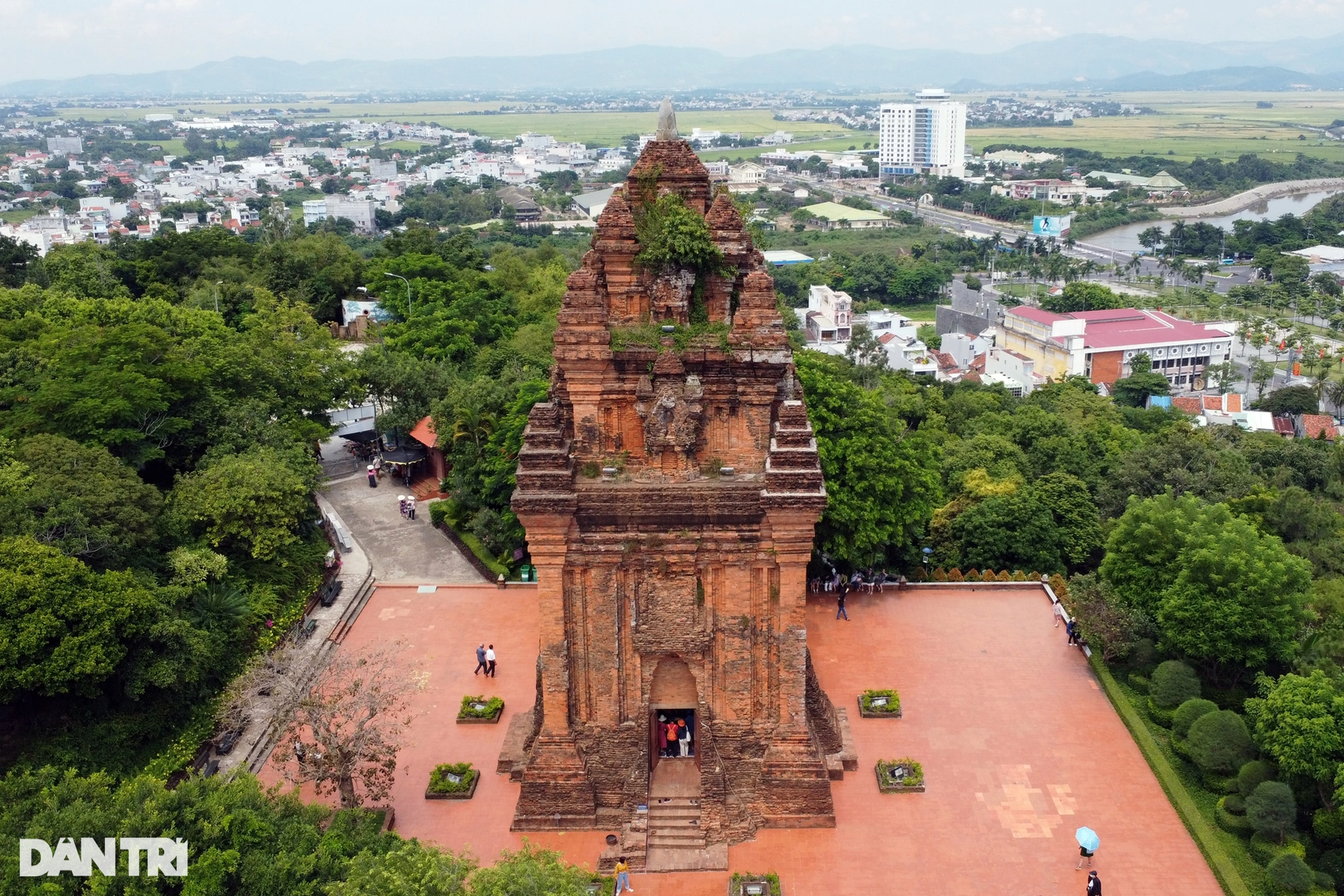 Thousand-year-old Nhan Tower hides many mysteries in Phu Yen - 2