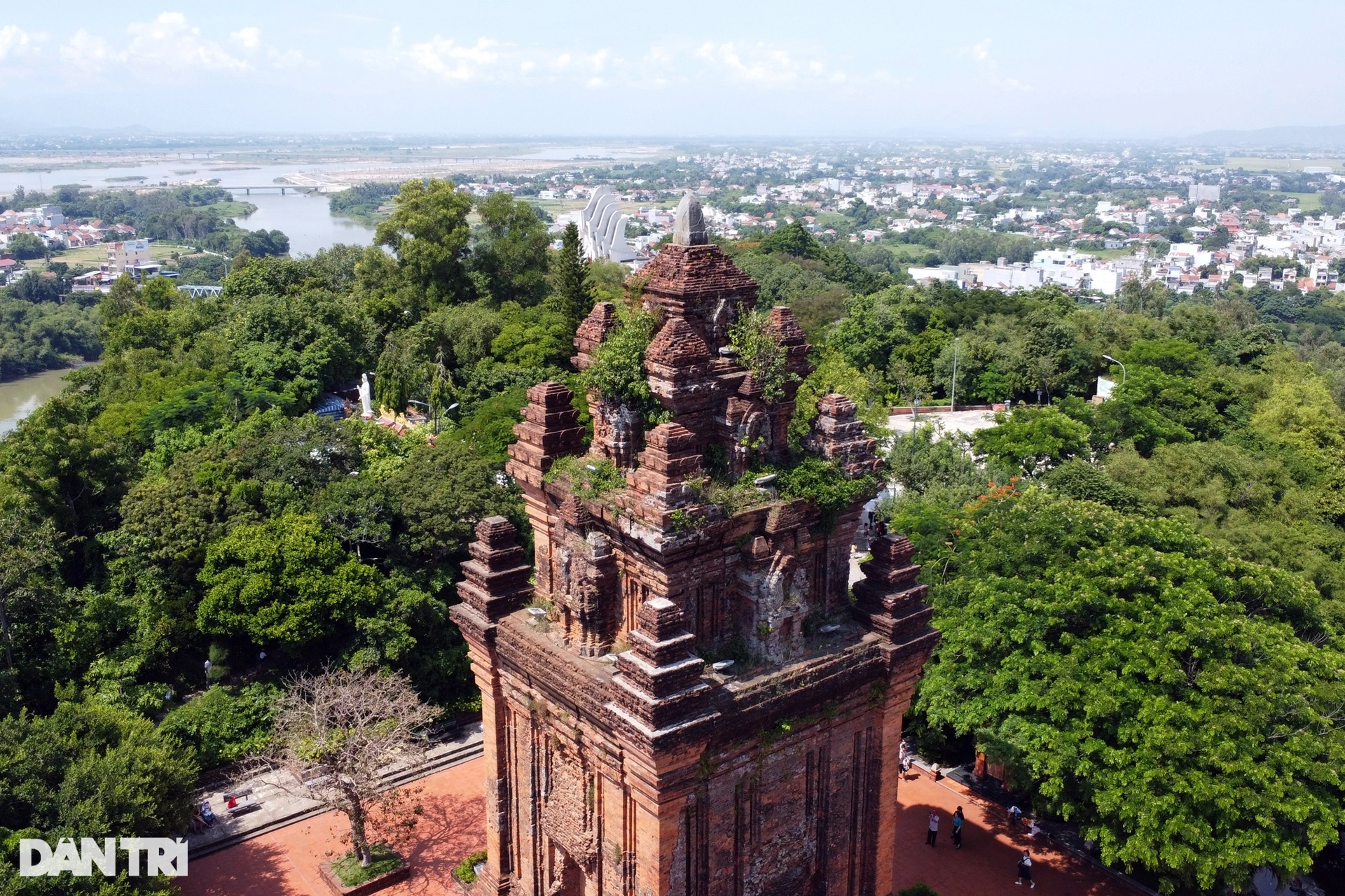 Thousand-year-old Nhan Tower hides many mysteries in Phu Yen - 4