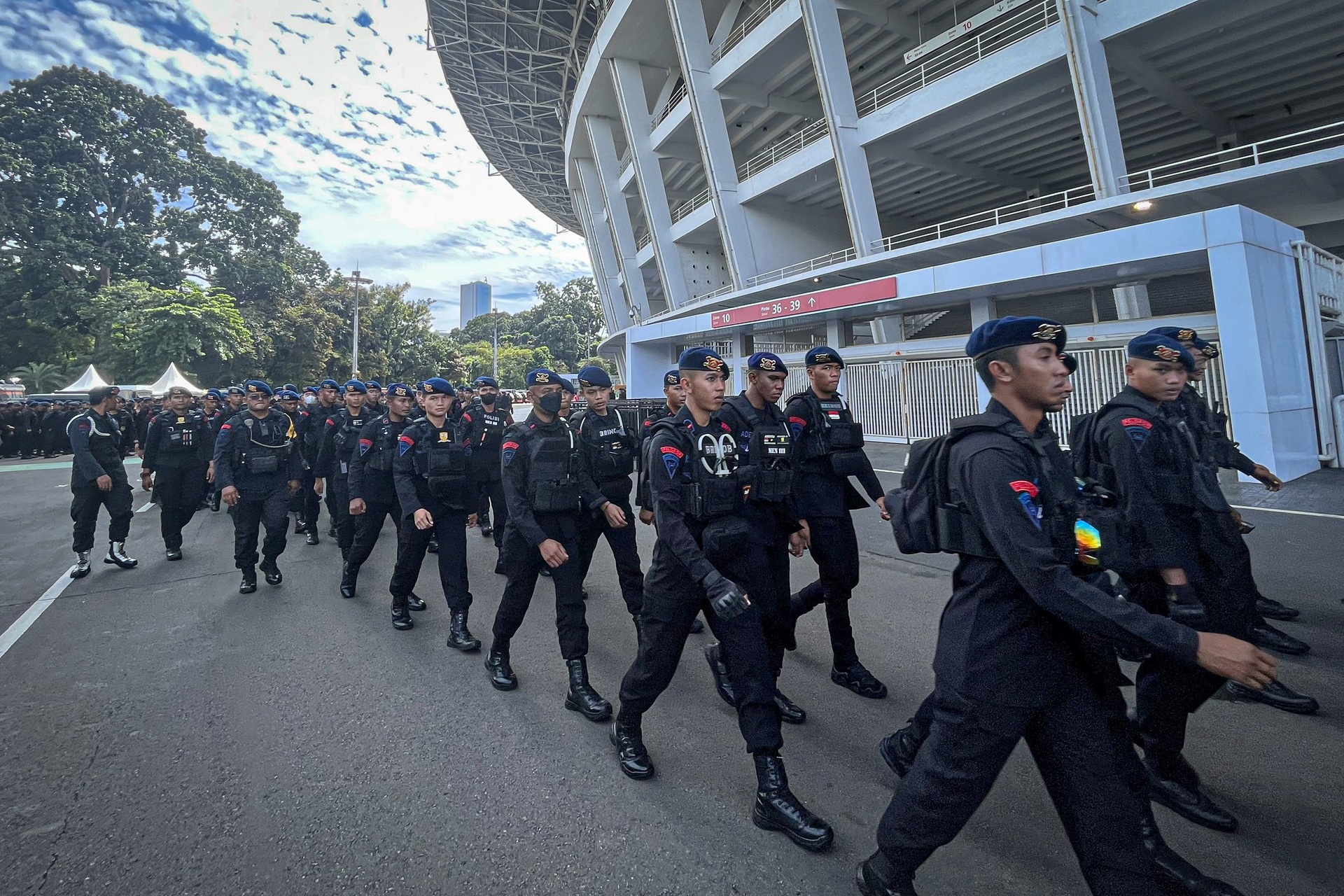 Hàng nghìn cảnh sát cùng xe chuyên dụng vây kín chảo lửa Bung Karno - 5