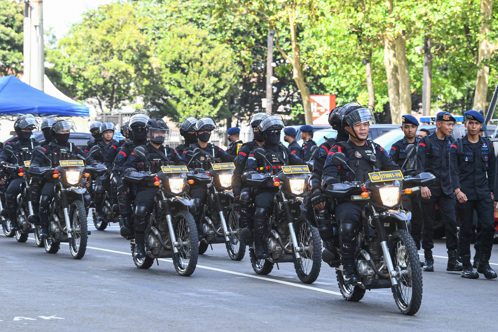 Hàng nghìn cảnh sát cùng xe chuyên dụng vây kín chảo lửa Bung Karno - 4