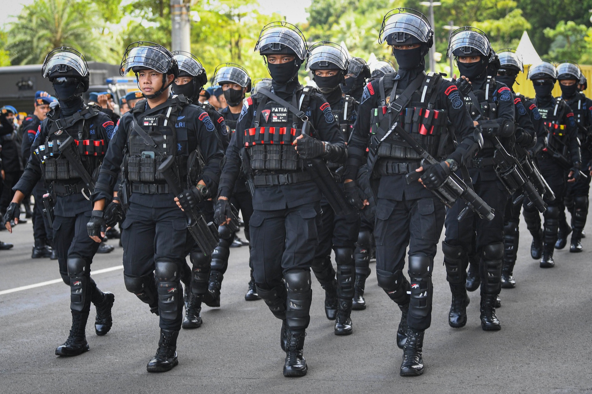 Hàng nghìn cảnh sát cùng xe chuyên dụng vây kín chảo lửa Bung Karno - 6