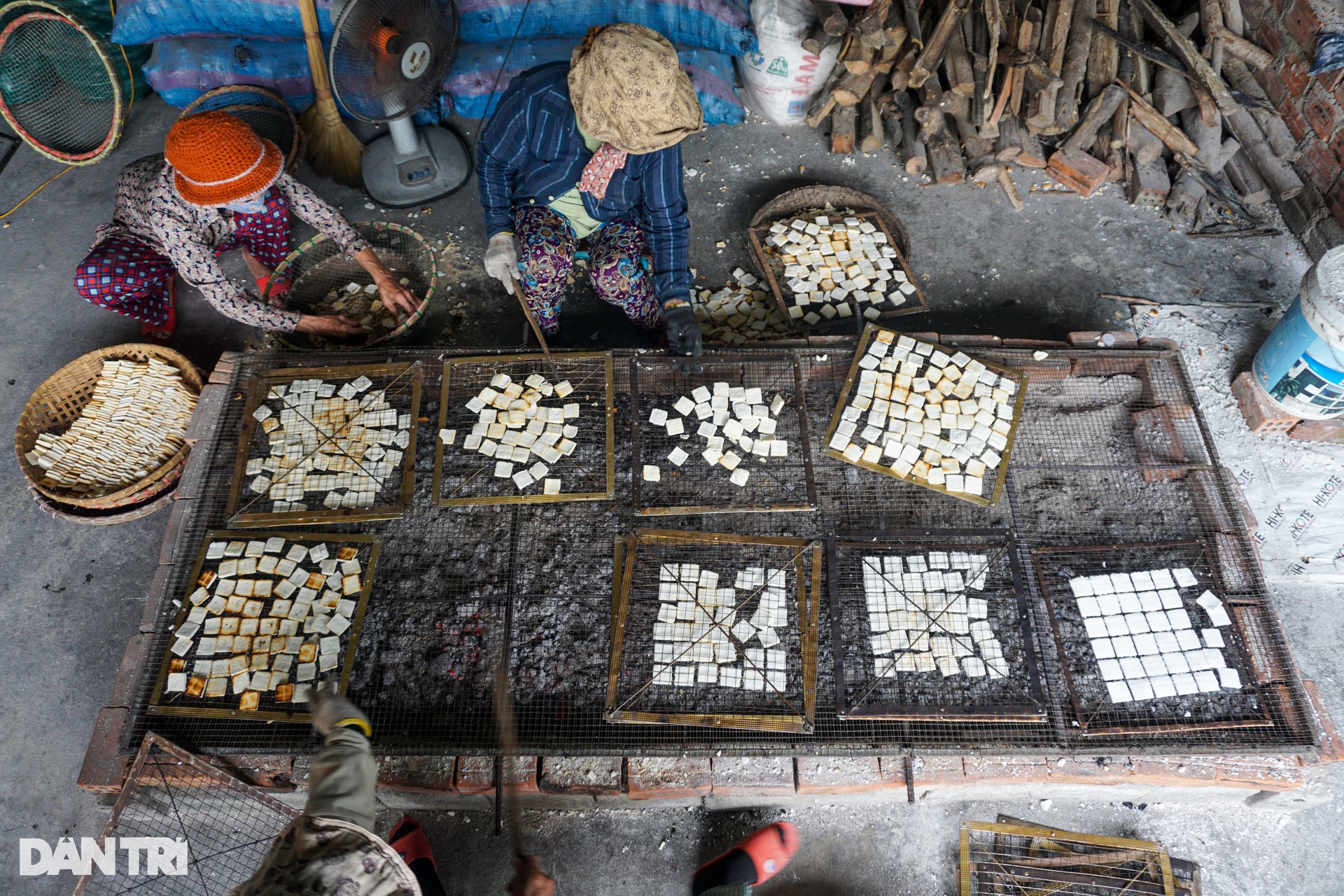 Da Nang specialty seven-fire cake village made day and night is still not enough to sell Tet - 1 Da Nang specialty seven-fire cake village made day and night is still not enough to sell Tet - 1
