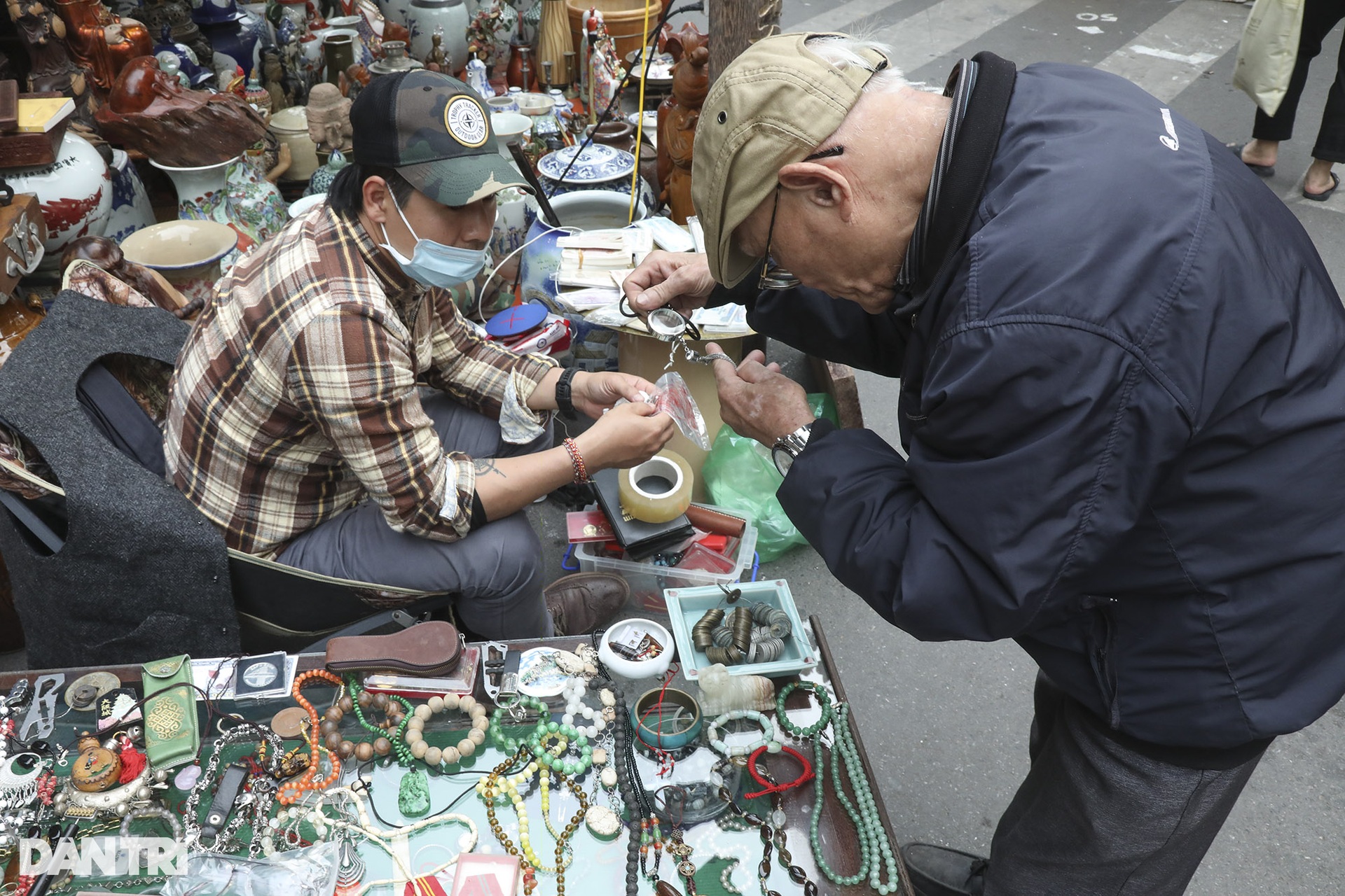 The vibrant flower market meets only once a year - 12