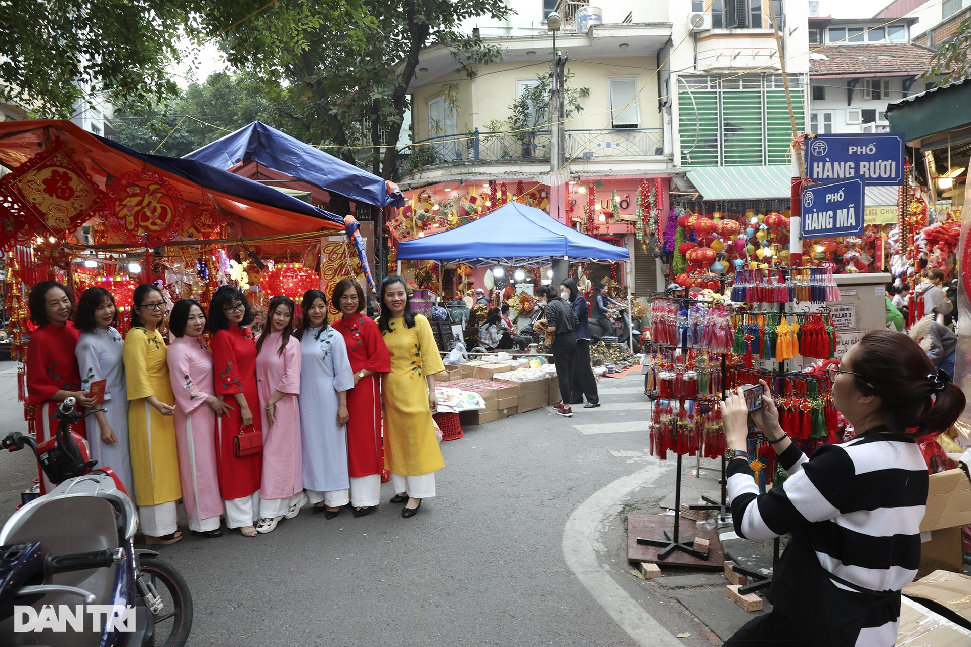 The vibrant flower market meets only once a year - 13