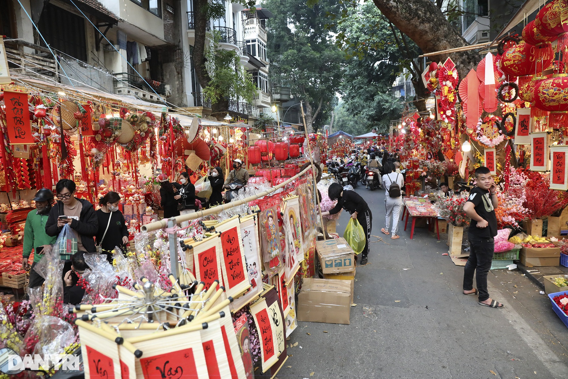 The vibrant flower market meets only once a year - 16