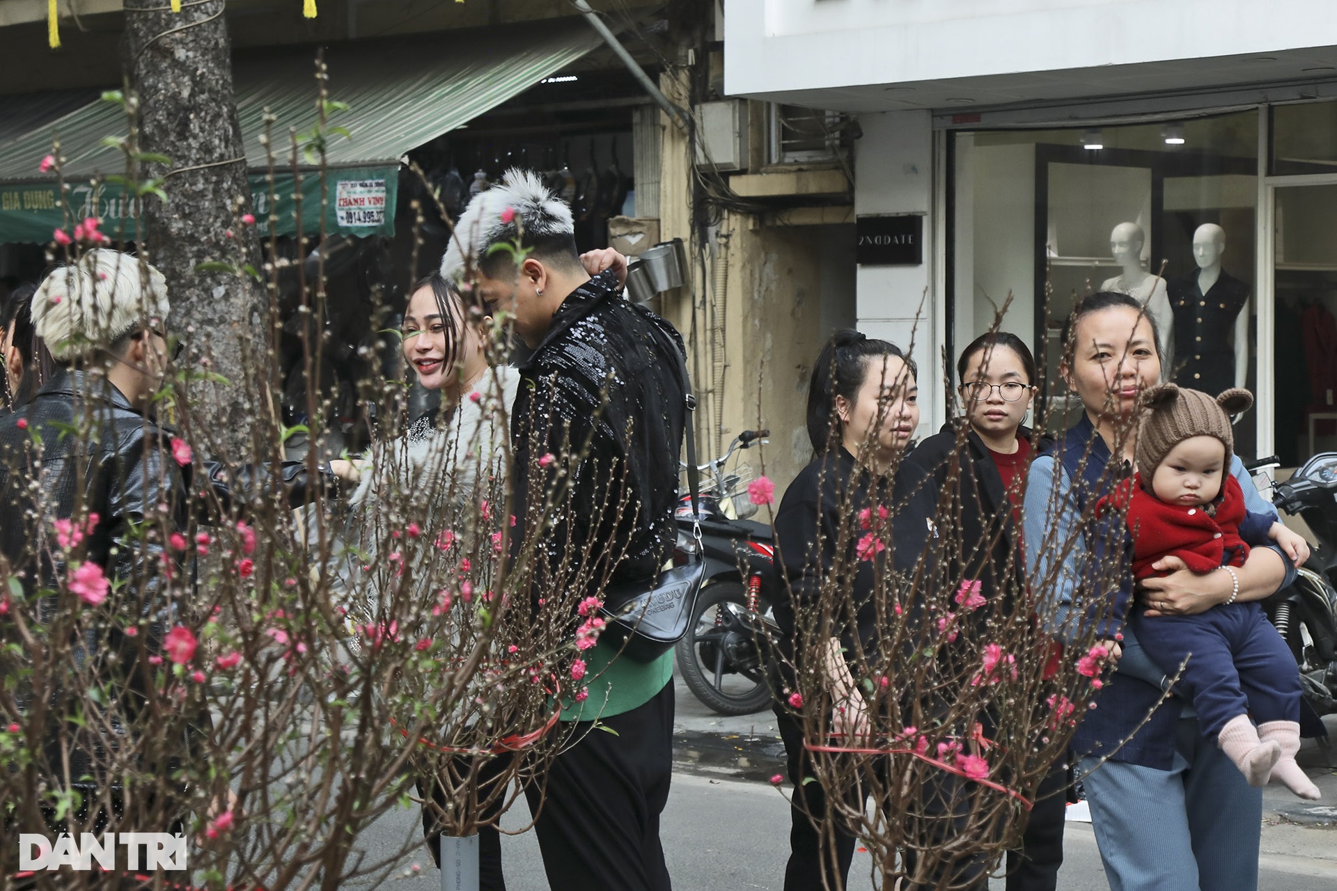 The vibrant flower market meets only once a year - 17