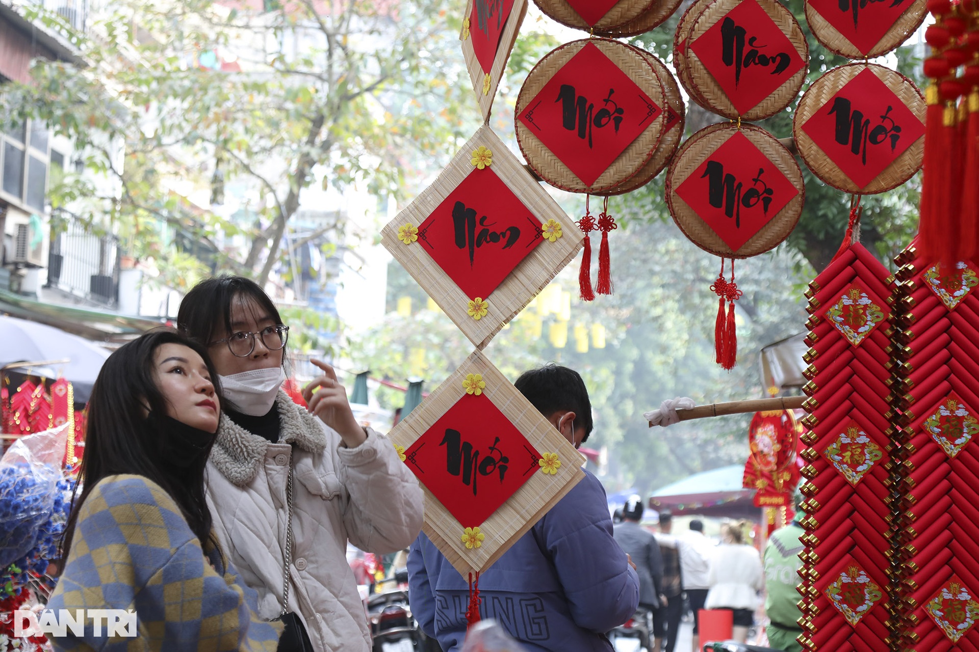 The vibrant flower market meets only once a year - 3