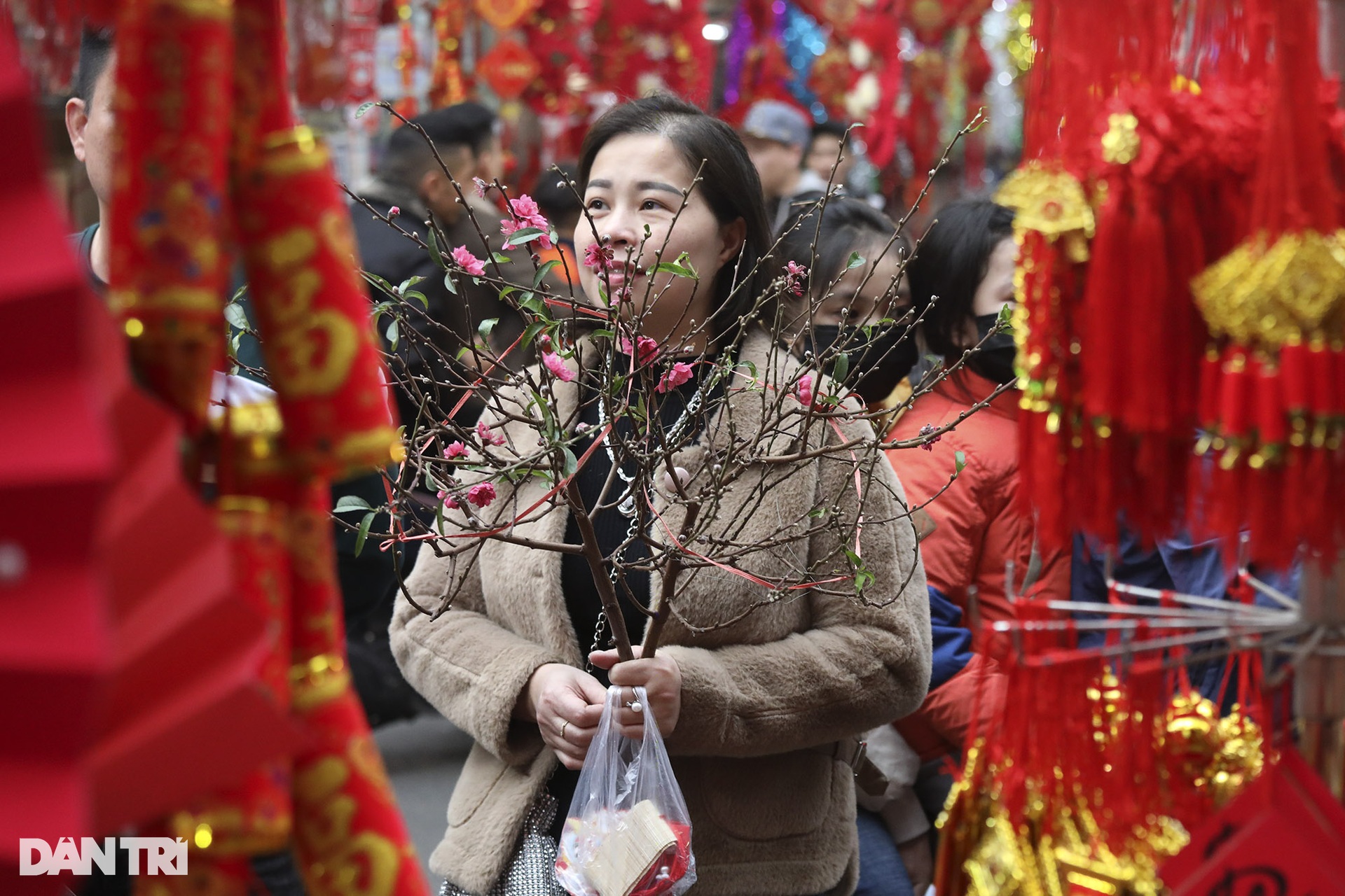 The vibrant flower market meets only once a year - 4