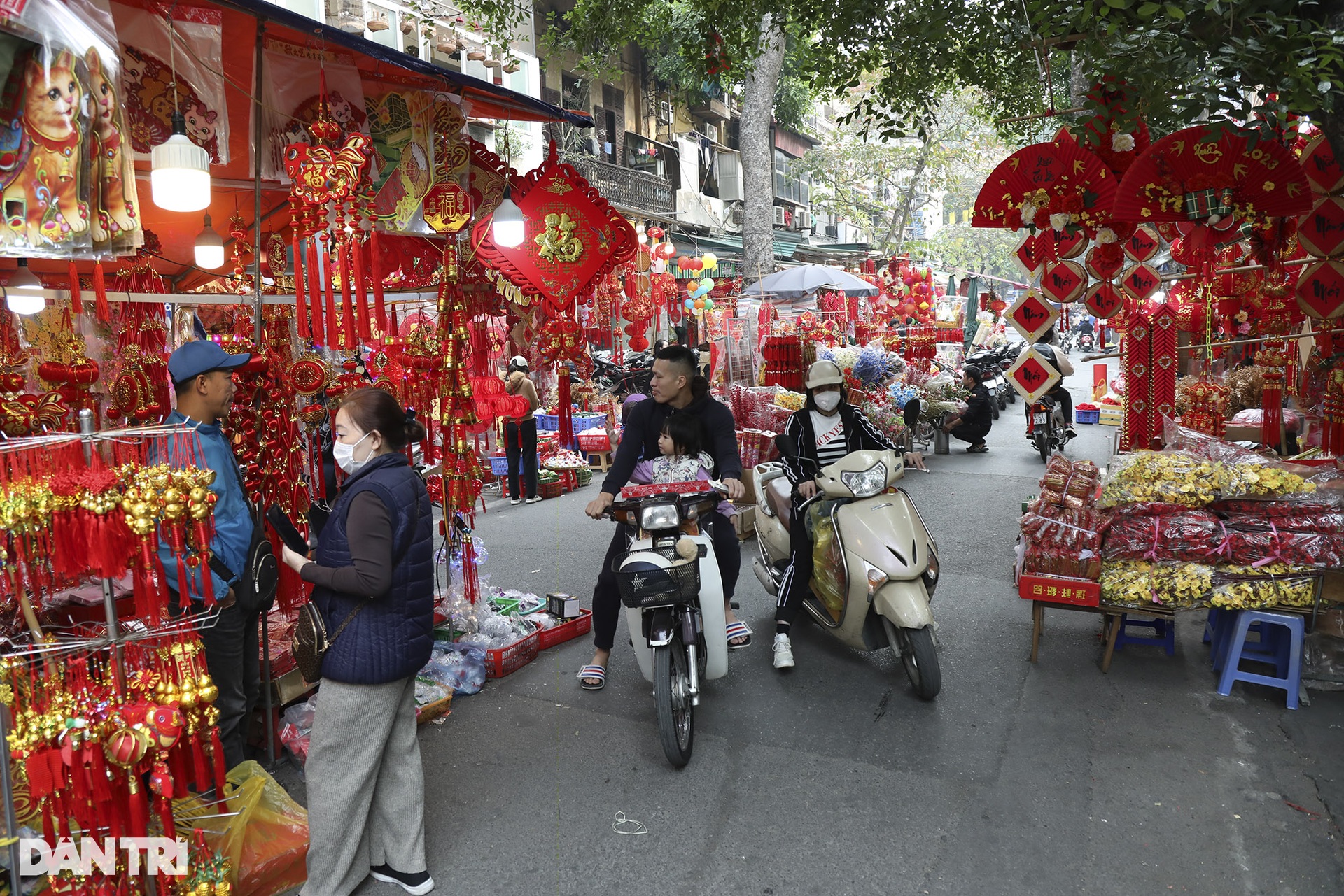 The vibrant flower market meets only once a year - 7