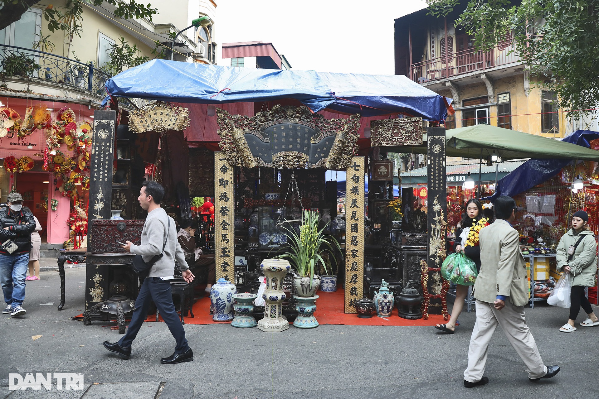 The vibrant flower market meets only once a year - 8