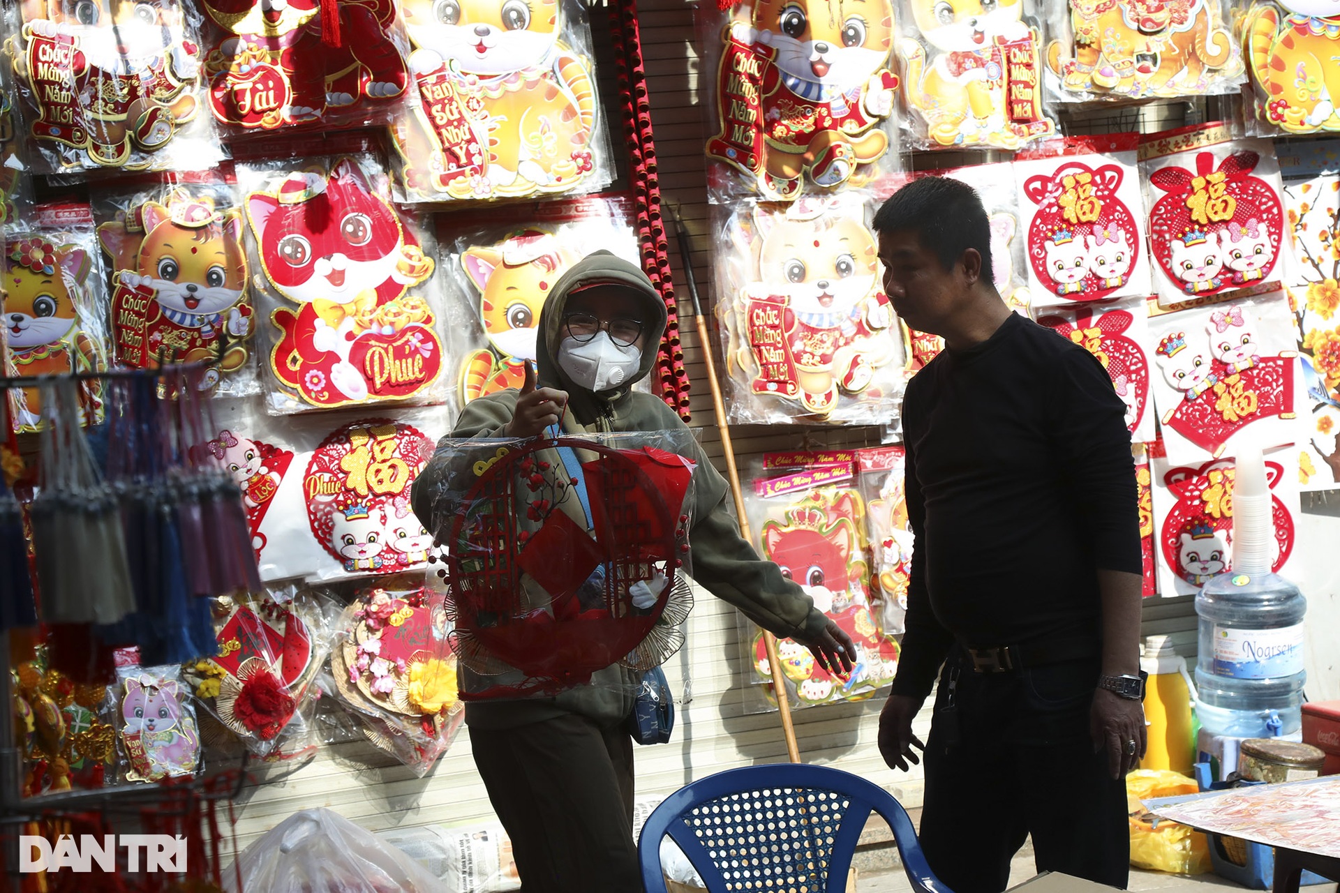 The vibrant flower market meets only once a year - 9