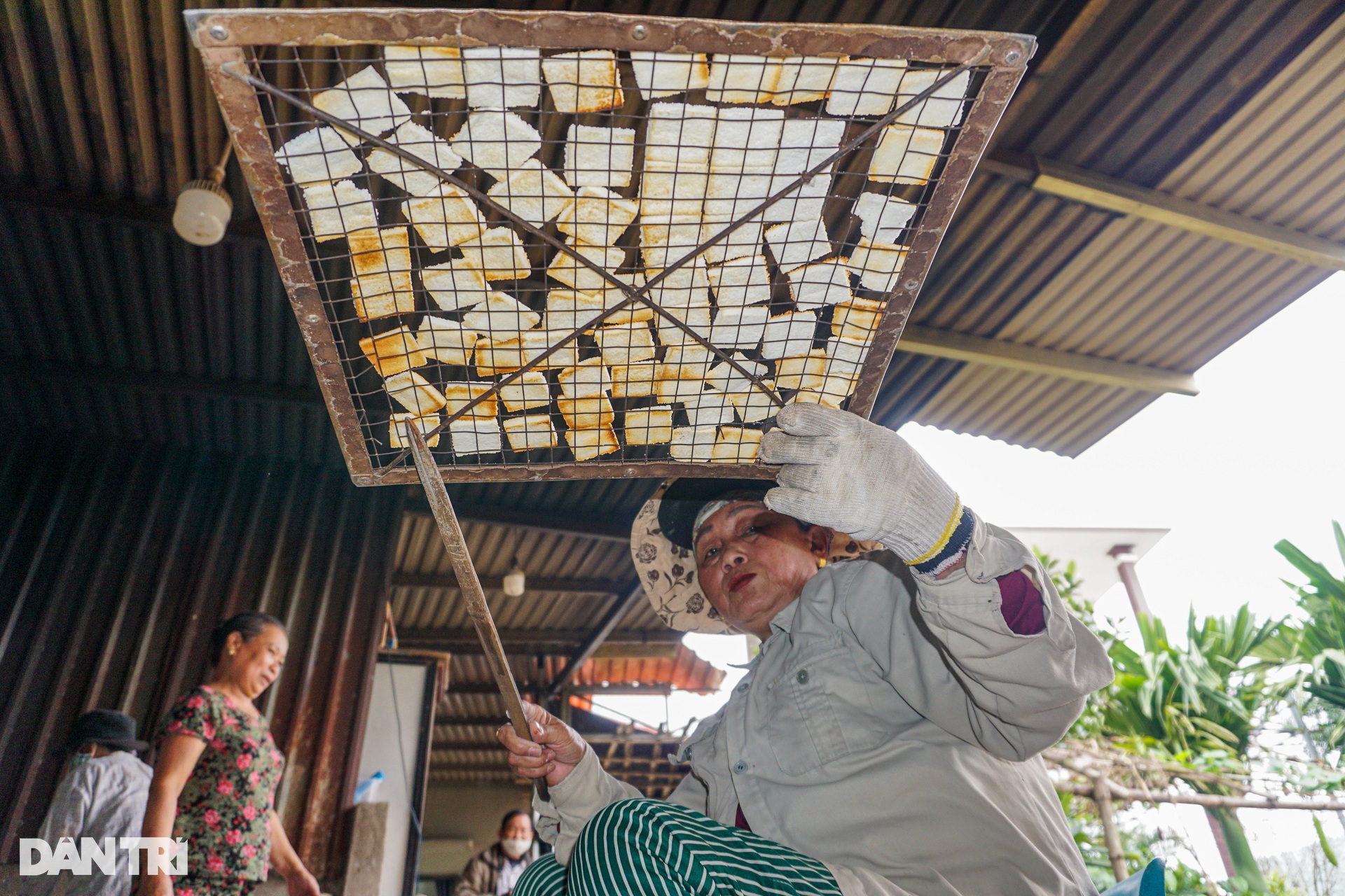 Da Nang specialty seven-fire cake village made day and night is still not enough to sell Tet - 6 Da Nang specialty seven-fire cake village made day and night is still not enough to sell Tet - 6