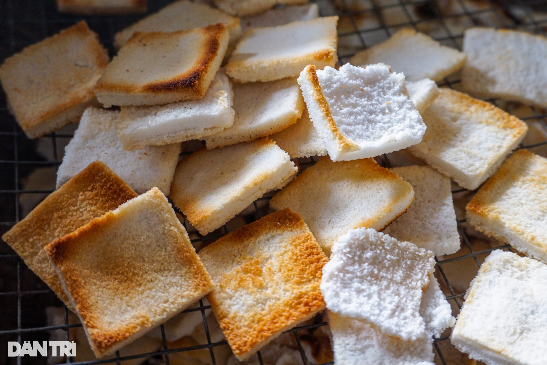 Da Nang specialty seven-fire cake village made day and night is still not enough to sell Tet - 7 Da Nang specialty seven-fire cake village made day and night is still not enough to sell Tet - 7