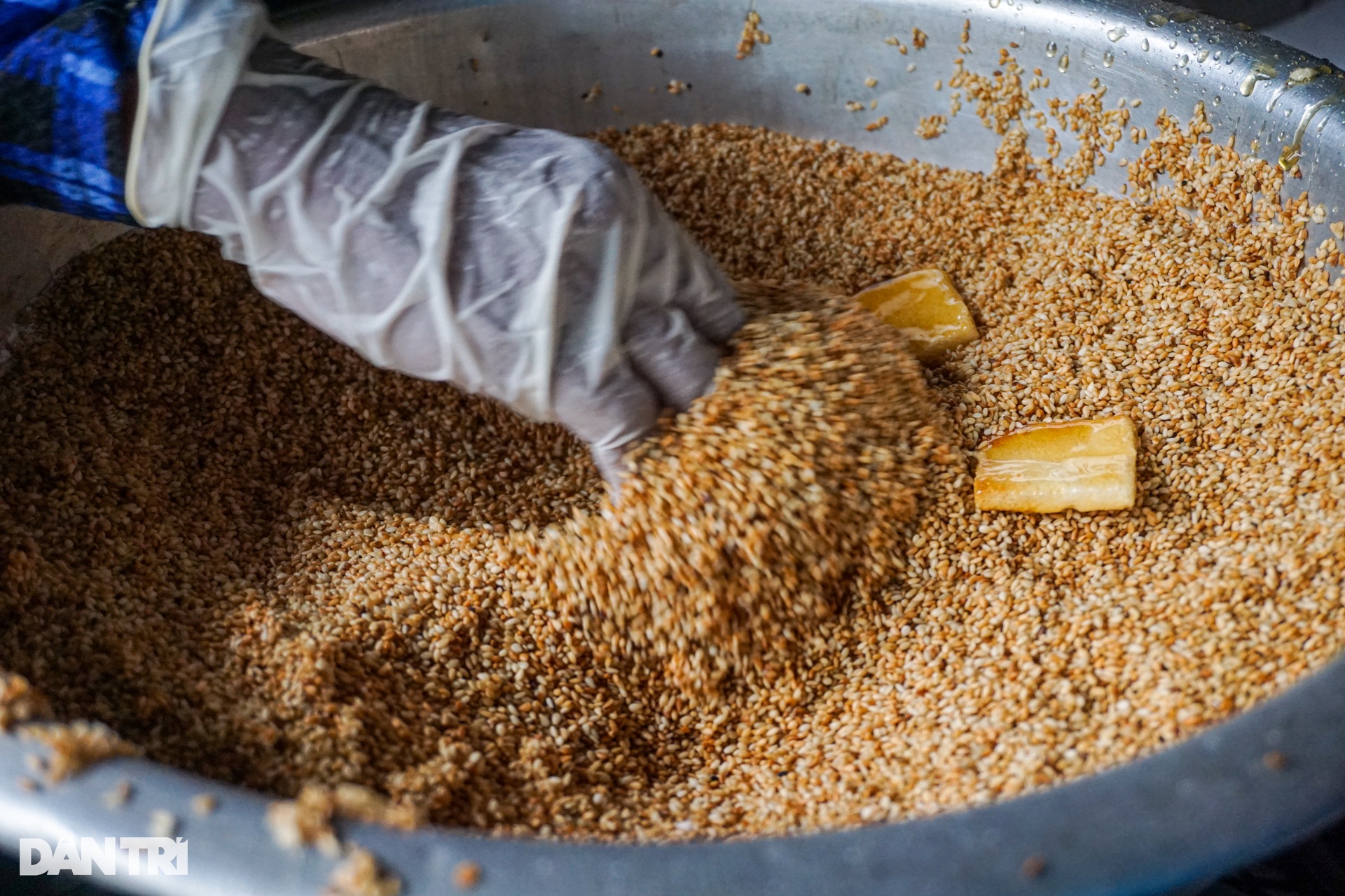 Da Nang specialty seven-fire cake village made day and night is still not enough to sell Tet - 9 Da Nang specialty seven-fire cake village made day and night is still not enough to sell Tet - 9