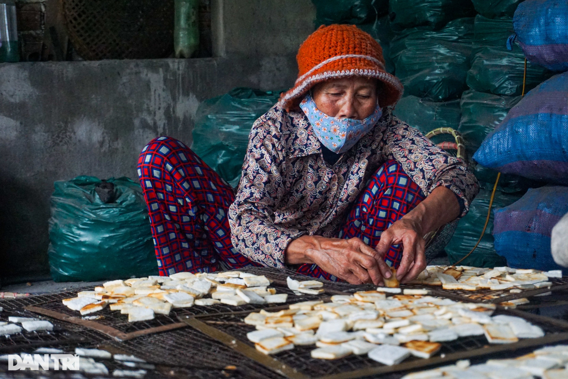 Da Nang specialty seven-fire cake village made day and night is still not enough to sell Tet - 11