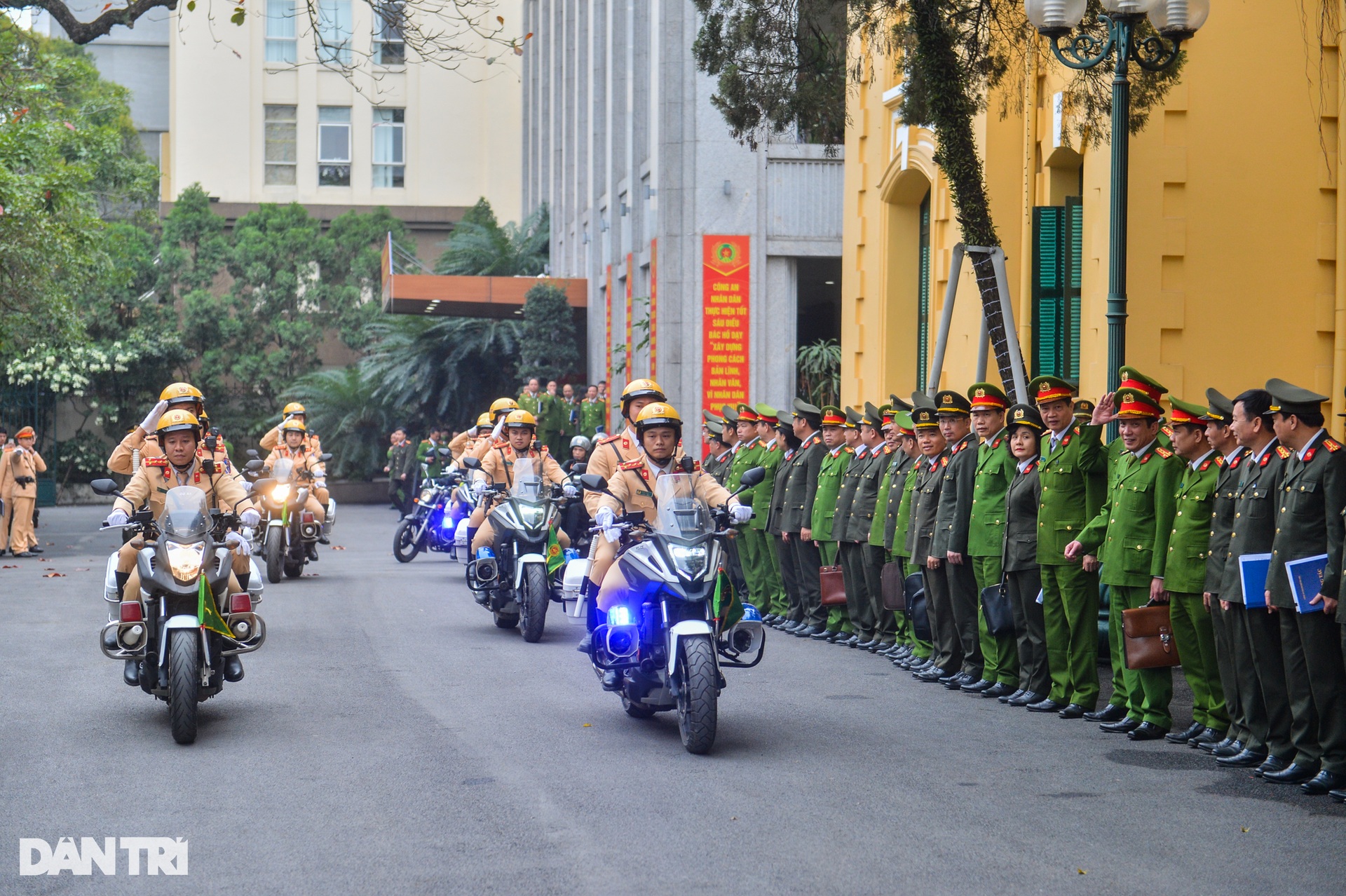 Xe Ram bọc thép diễu hành trong ngày Công an Hà Nội ra quân bảo vệ Tết 2023 - 1