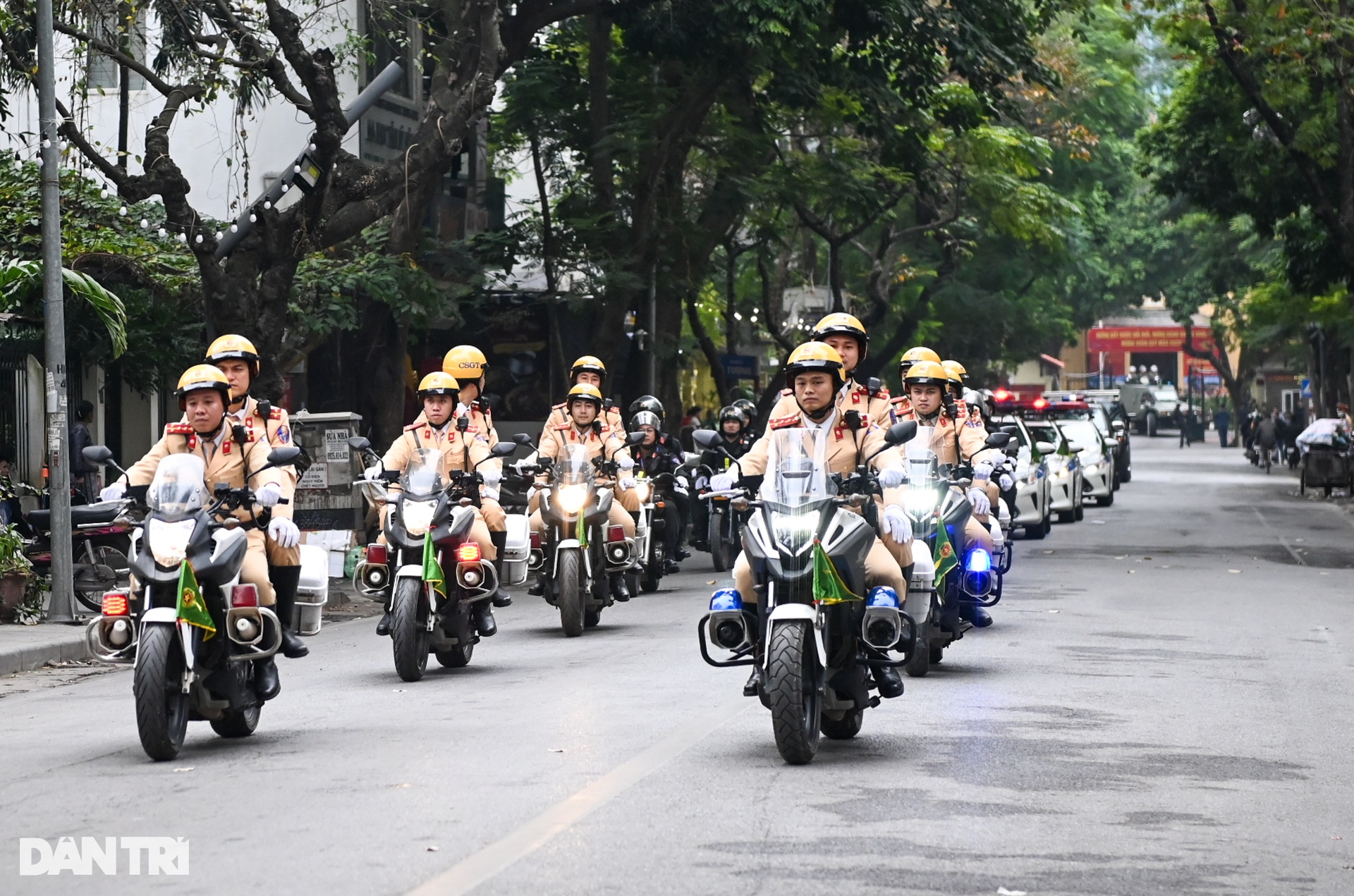 Xe Ram bọc thép diễu hành trong ngày Công an Hà Nội ra quân bảo vệ Tết 2023 - 2